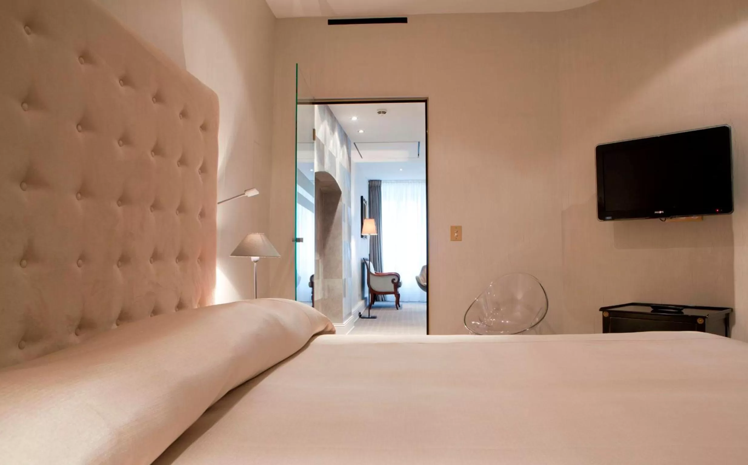 Bed in Hotel Le Place d'Armes - Relais & Châteaux