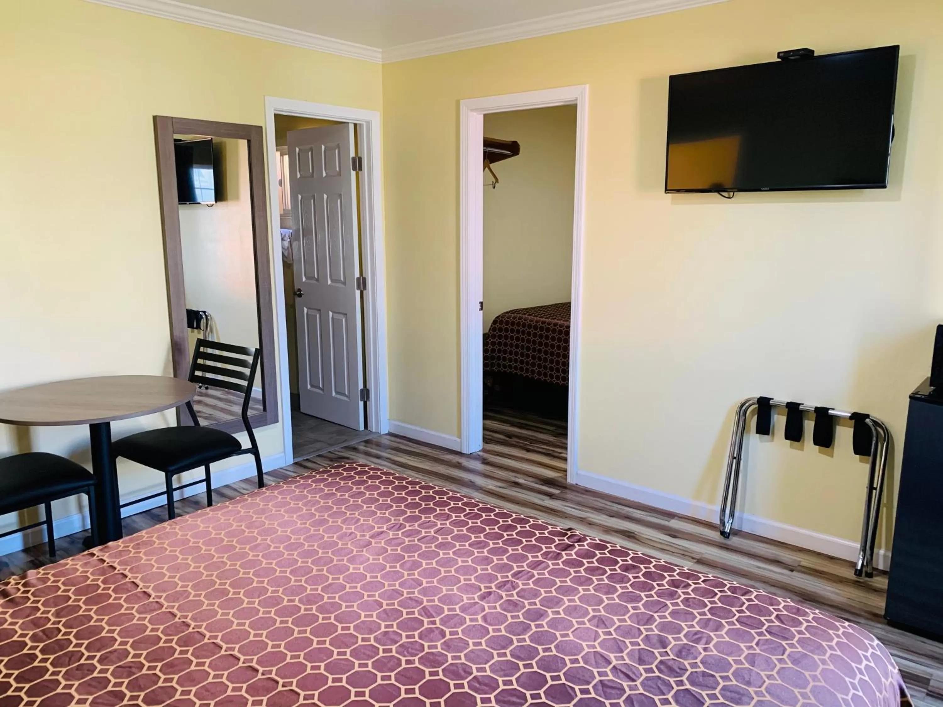 Other, Bed in Central Coast Inn Cayucos