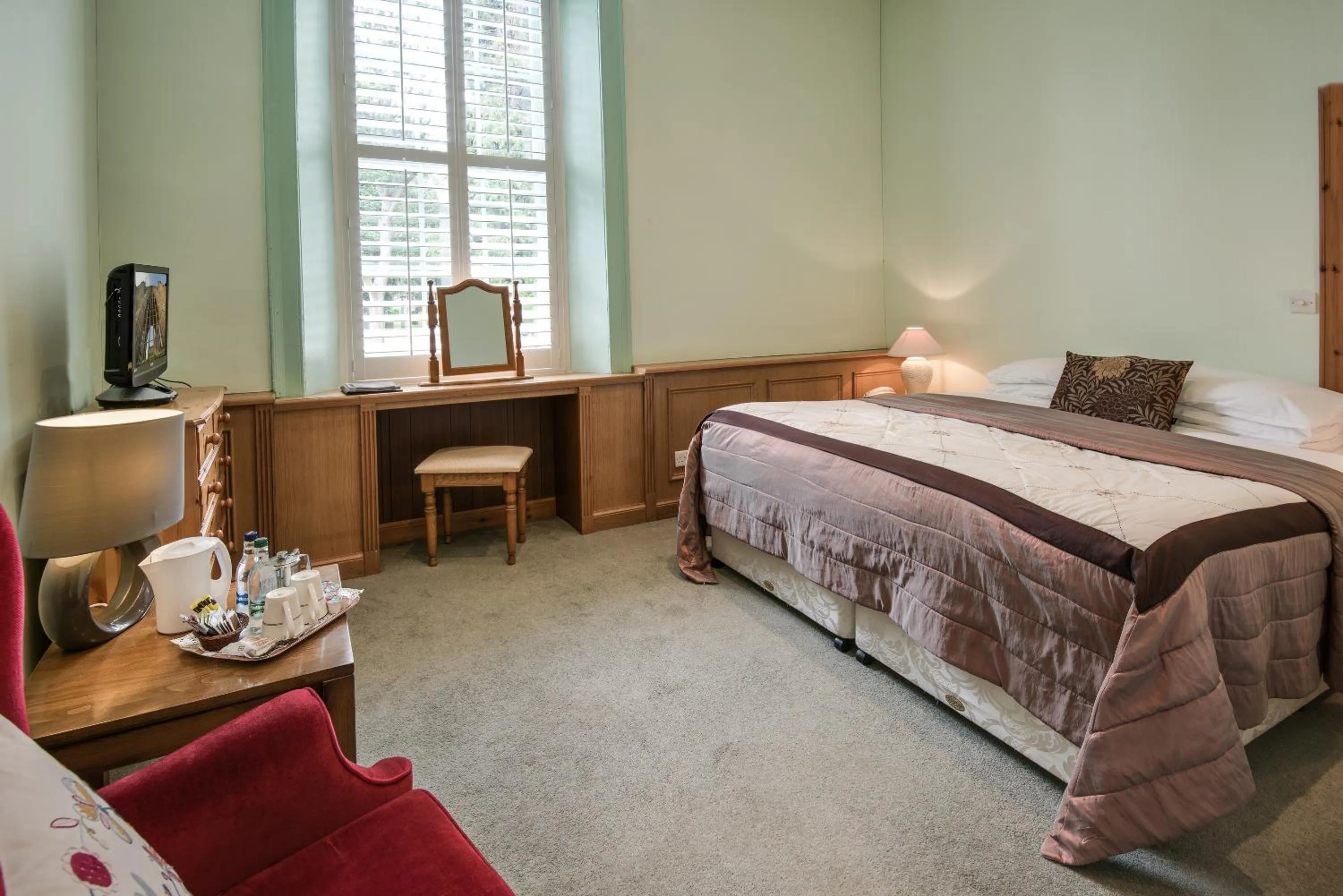 Bedroom, Bed in Queenshead Hotel Kelso