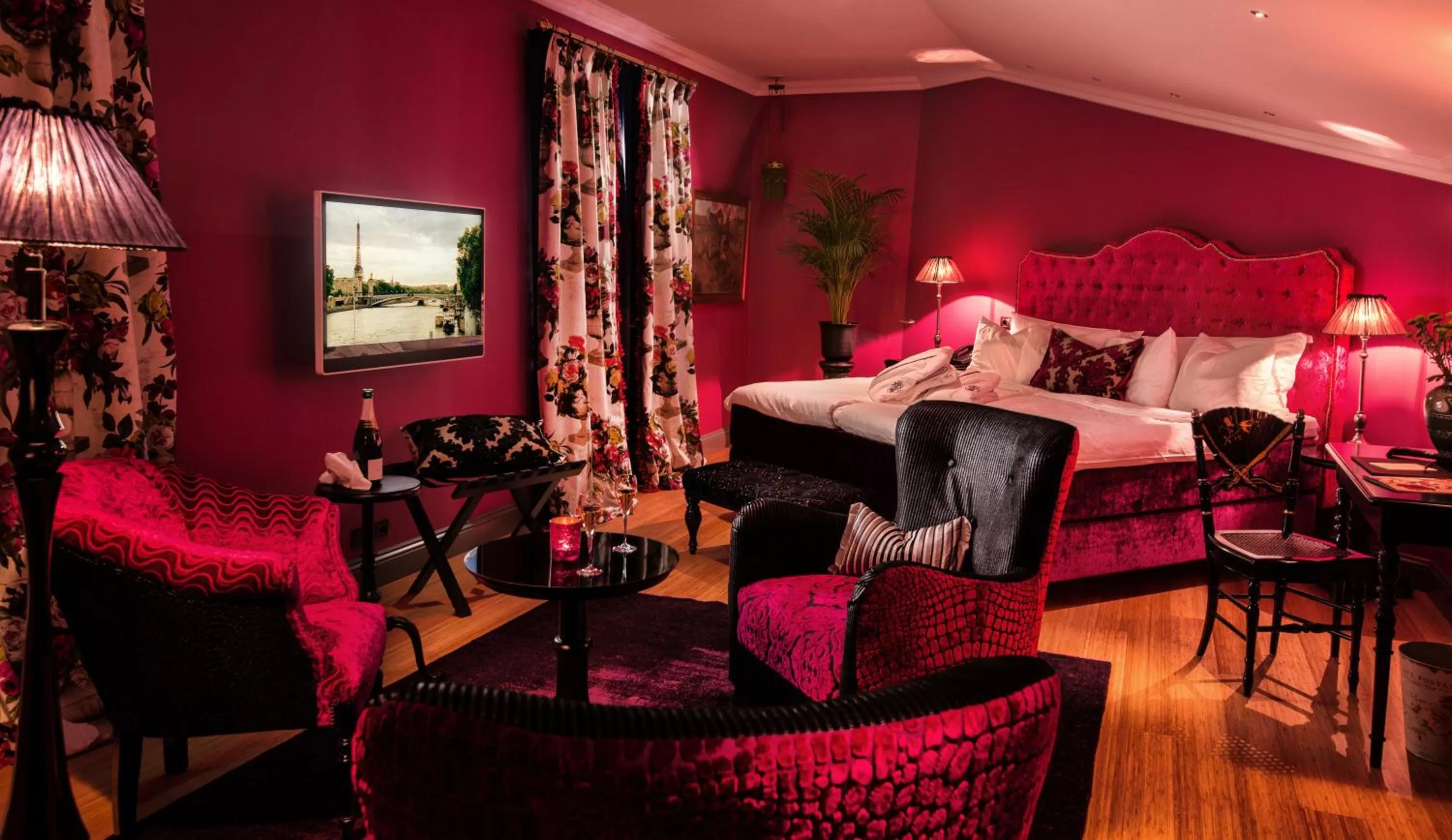 Photo of the whole room, Bed in Dorsia Hotel & Restaurant