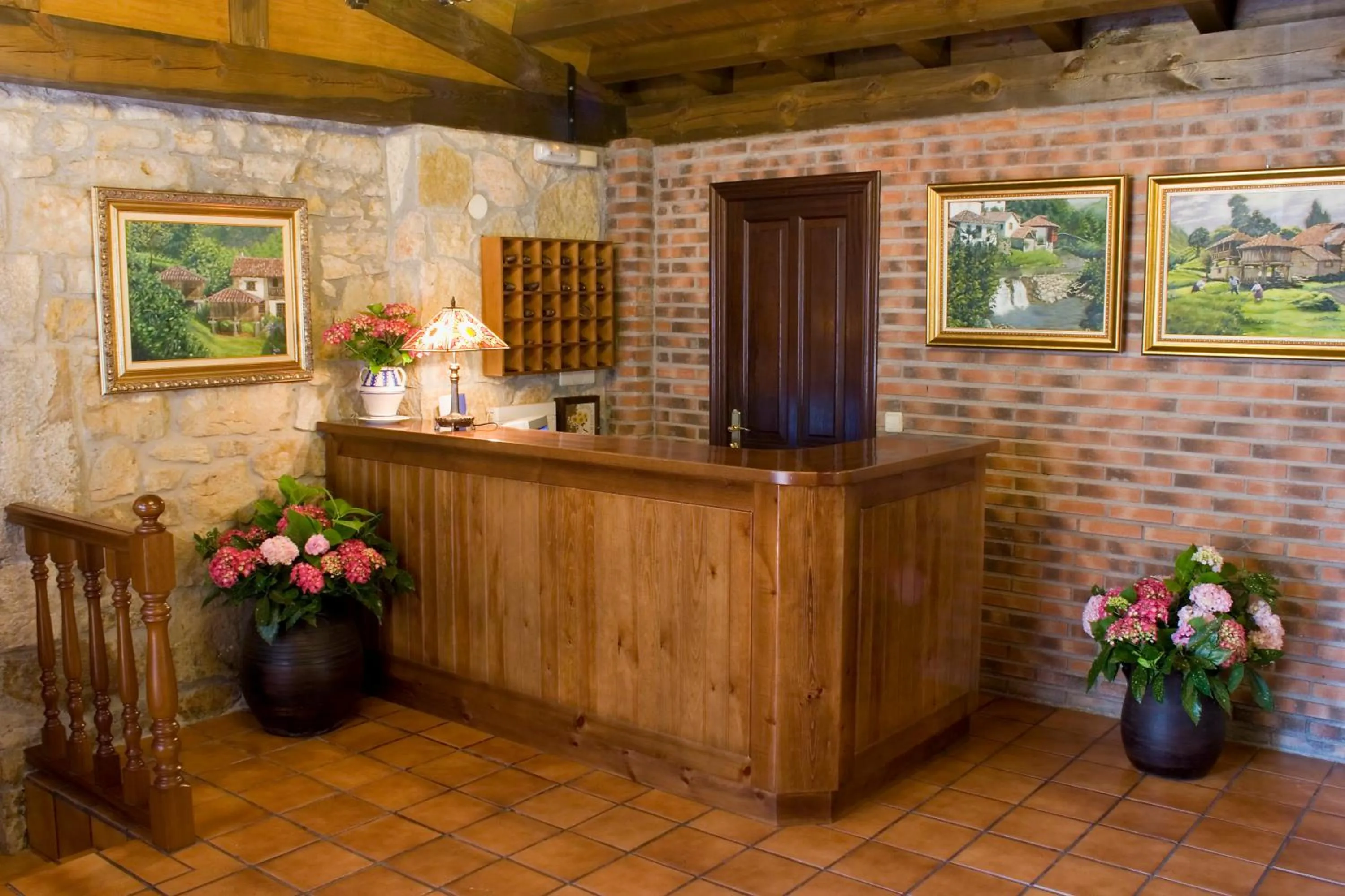 Lobby or reception in Hotel Rural Entremontes