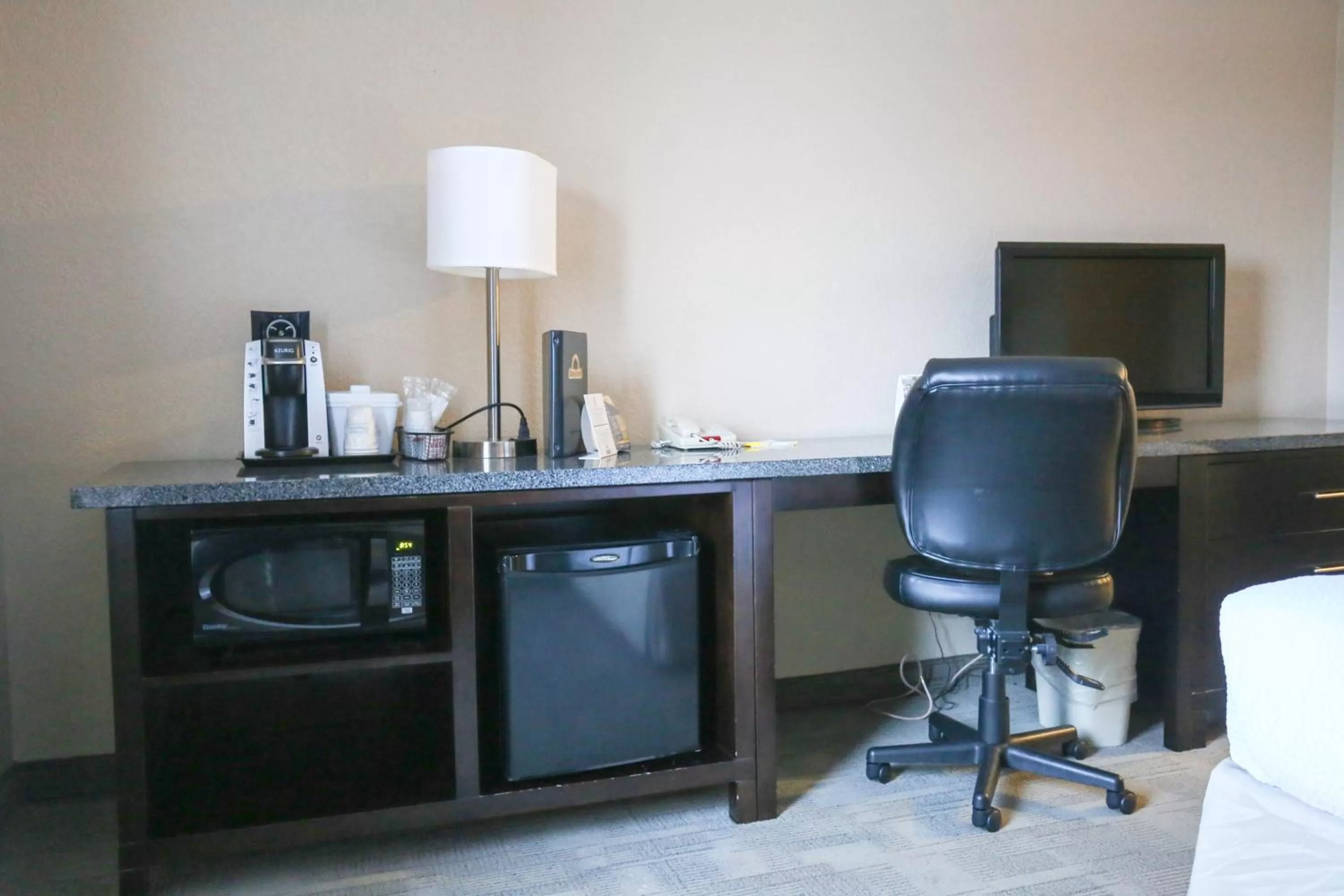 TV and multimedia in Days Inn by Wyndham Calgary Airport