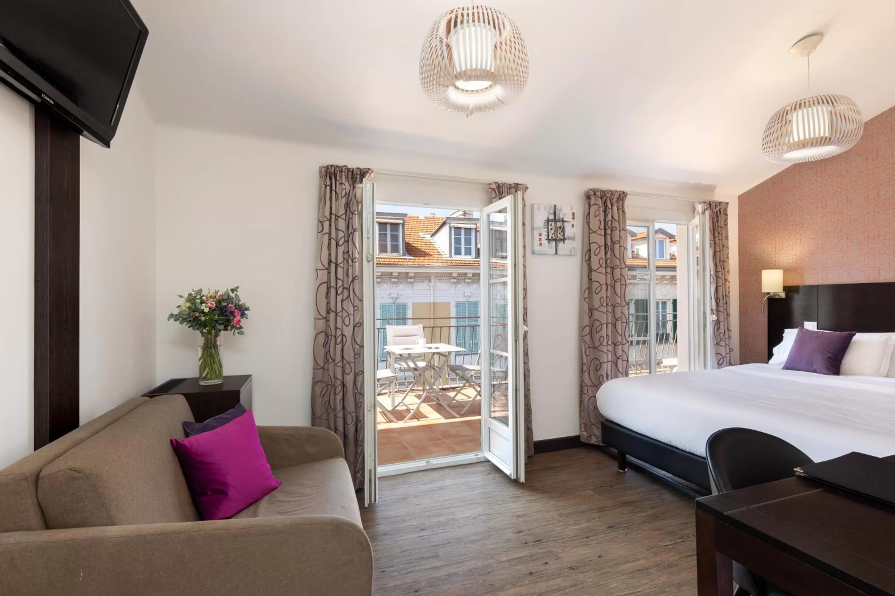 TV and multimedia, Bed in Hotel Florence Nice