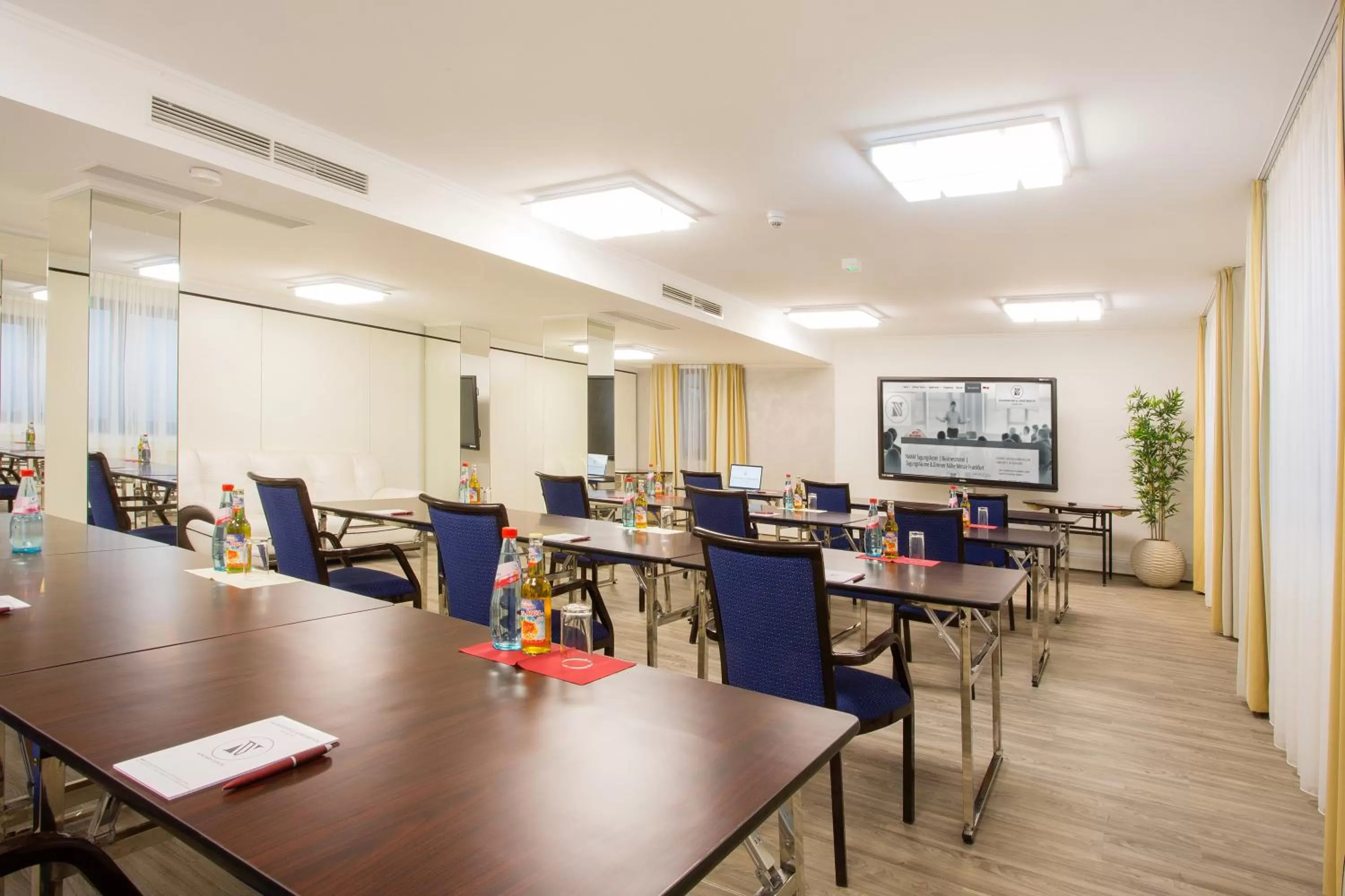 People in Naam Hotel & Apartments Frankfurt City-Messe Airport