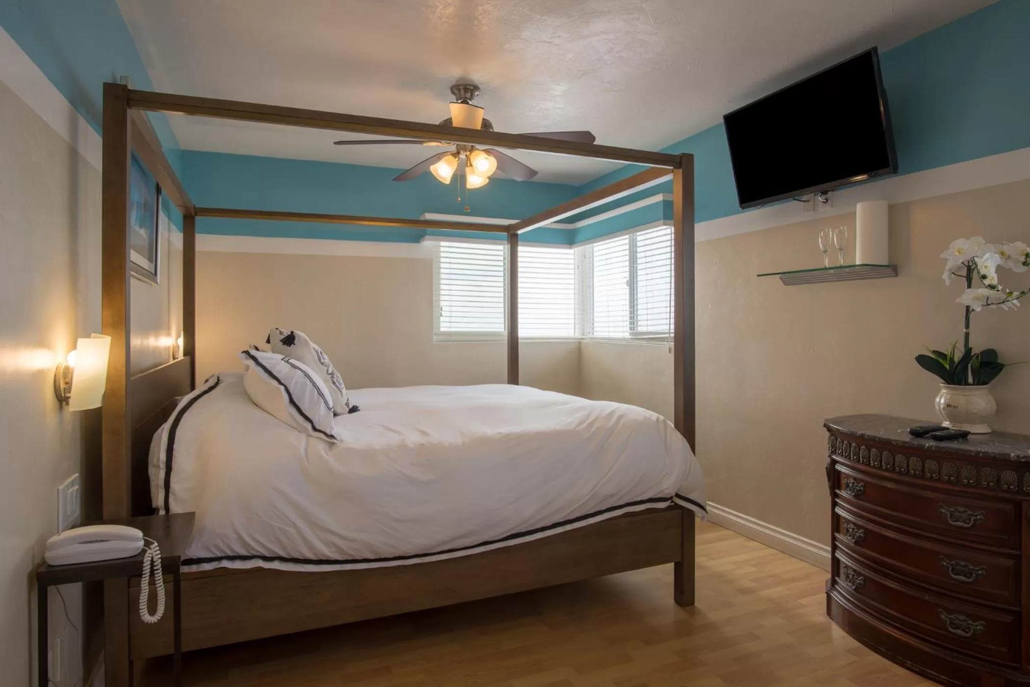 Bed in The Inn at Sunset Cliffs