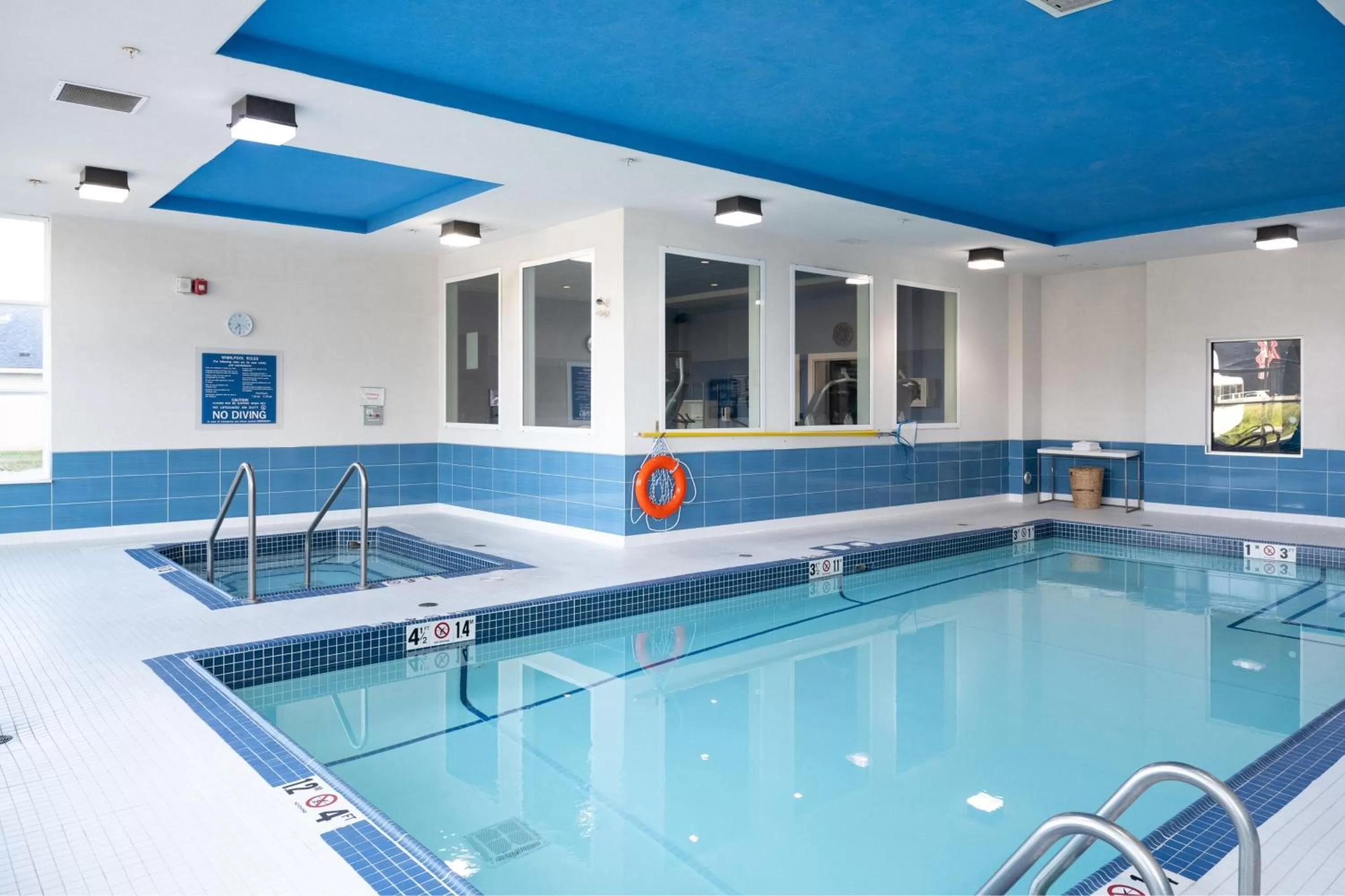 Swimming pool in Four Points by Sheraton Edmonton International Airport