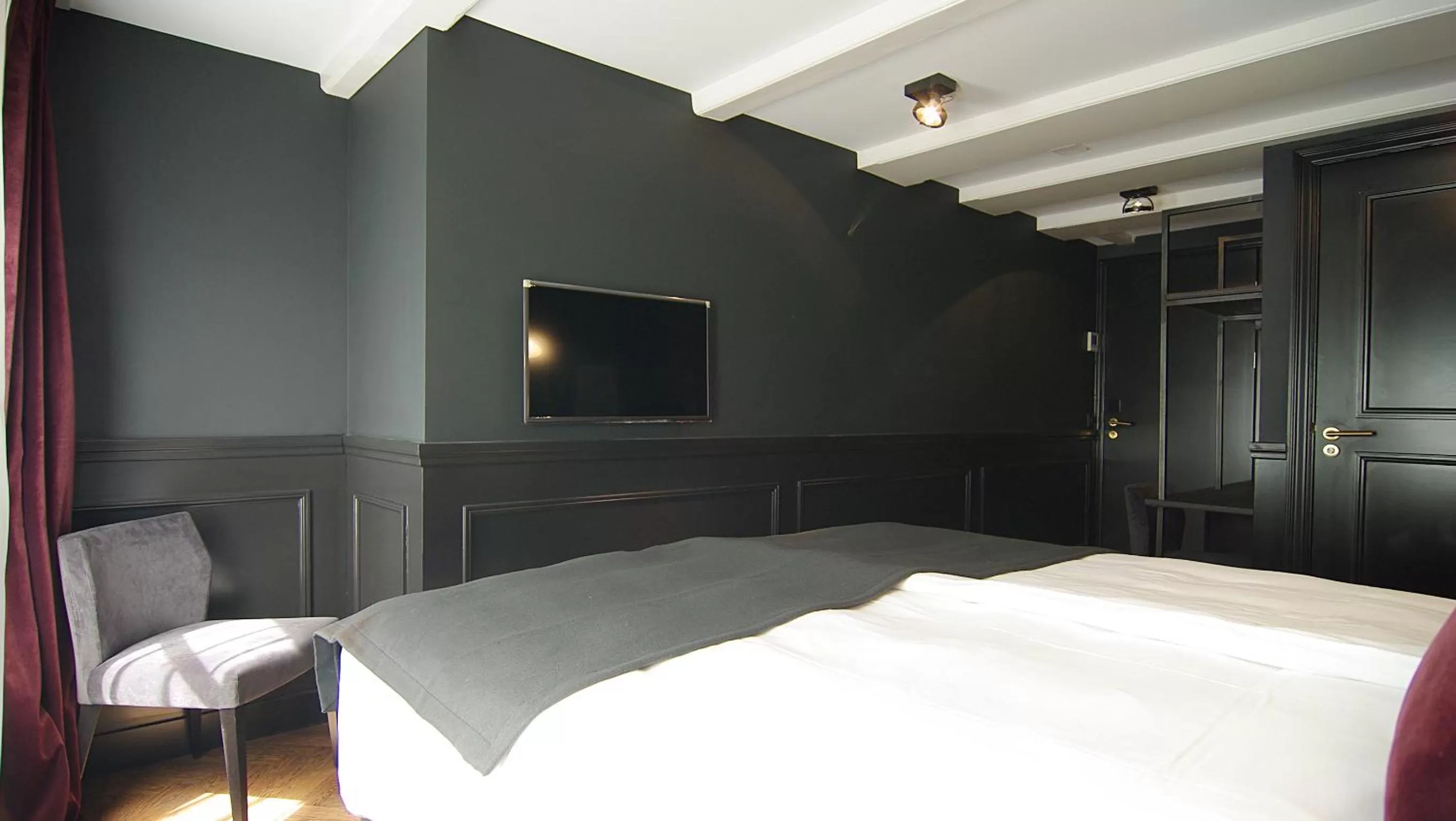 Photo of the whole room, Bed in The Bolster