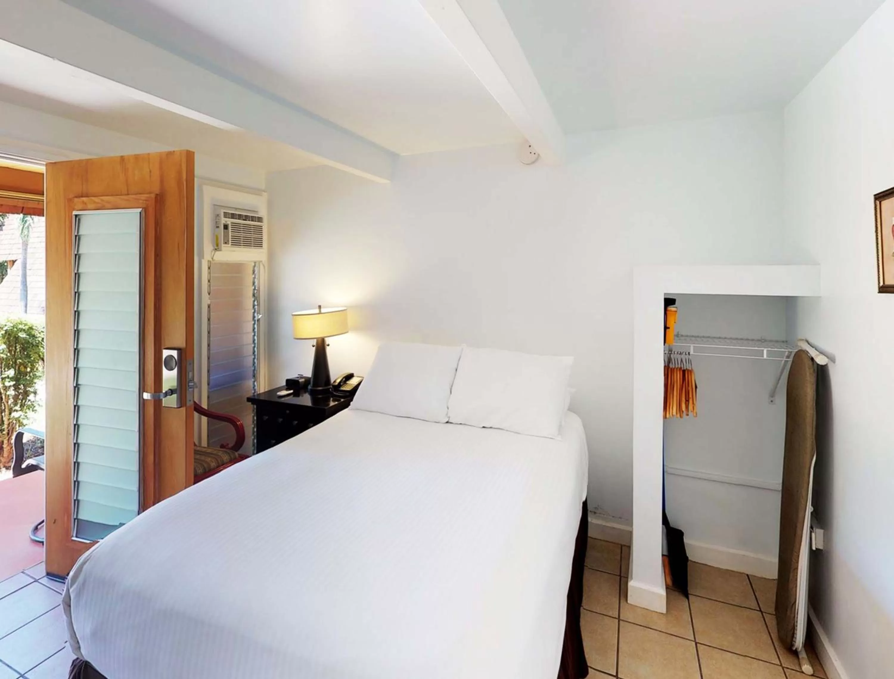 Bed in Hotel Moloka'i