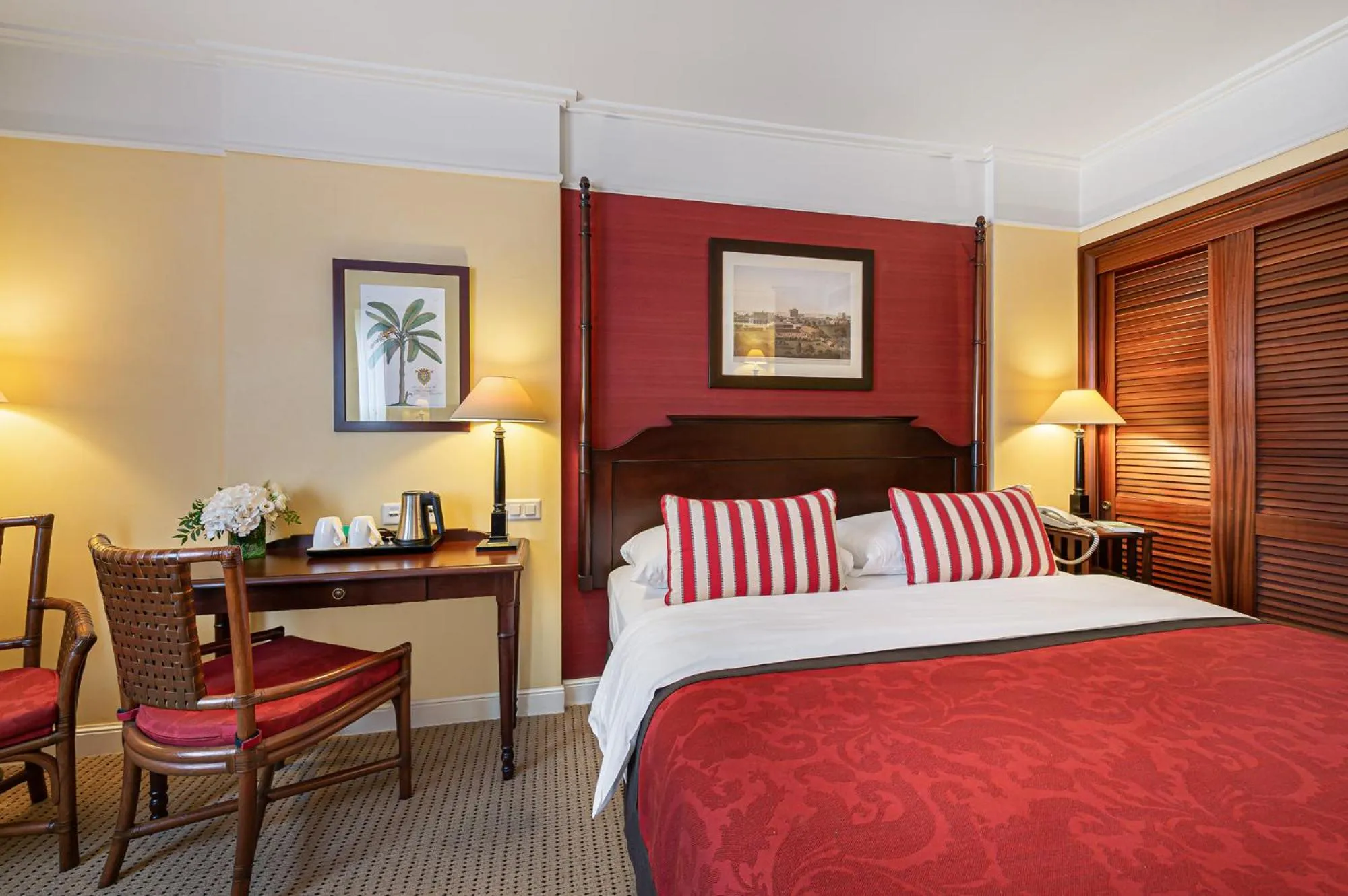 Bed in Kipling Manotel