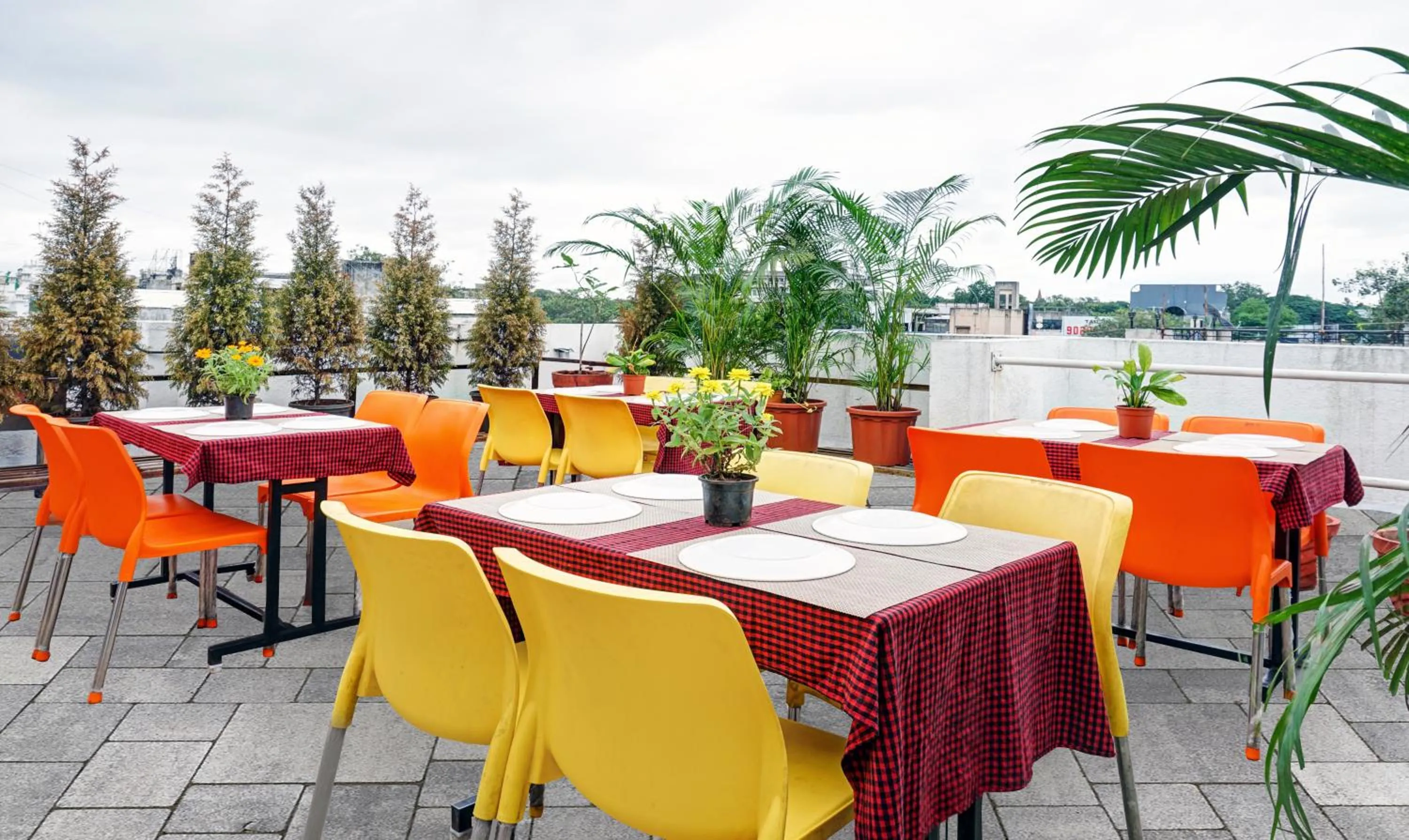 Restaurant/places to eat in Treebo Classic Grande, Camp