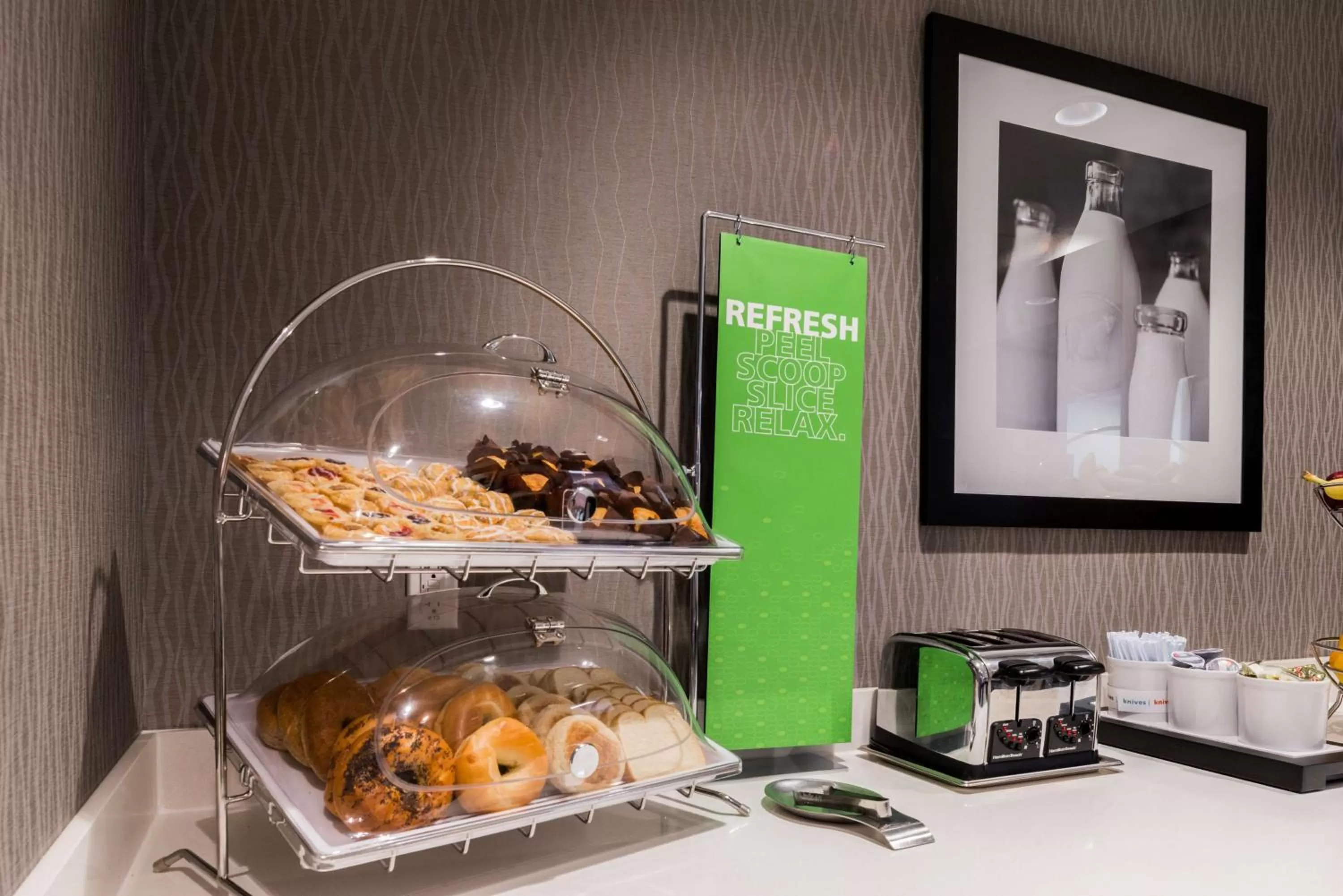 Breakfast in Hampton Inn & Suites Wixom/Novi/Detroit, Mi