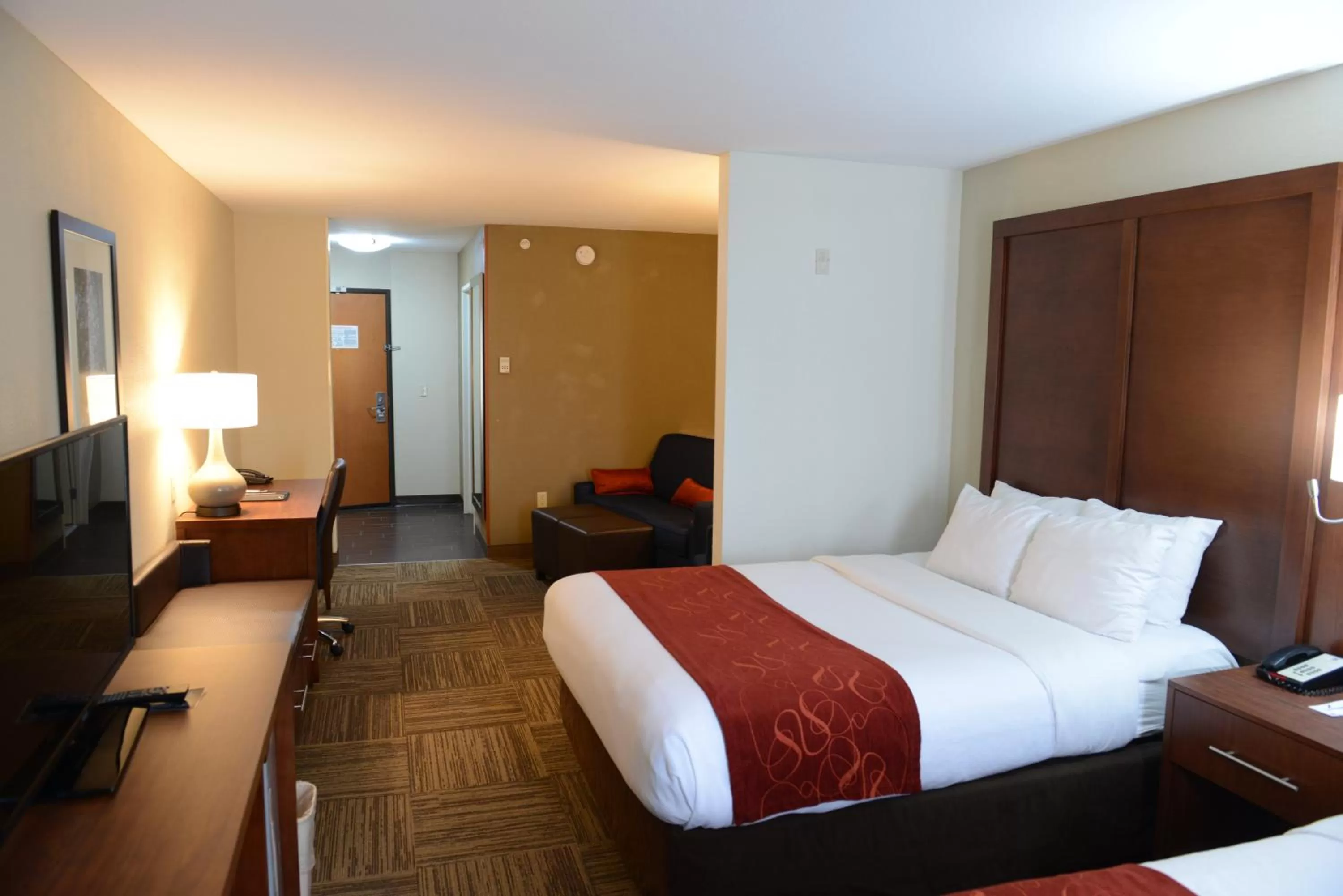 Photo of the whole room, Bed in Comfort Suites Urbana Champaign, University Area