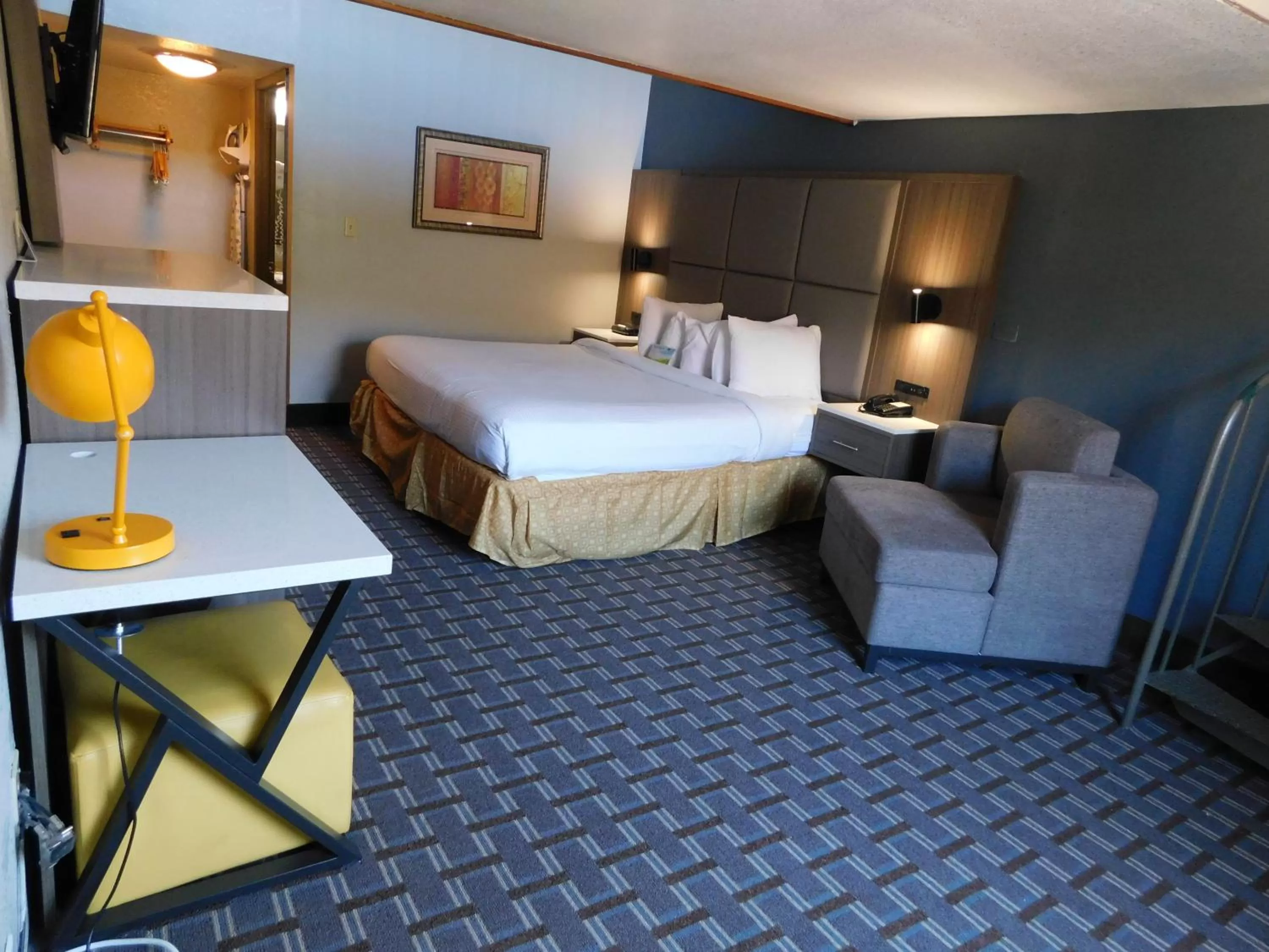Bed in Days Inn & Suites by Wyndham Downtown Gatlinburg Parkway