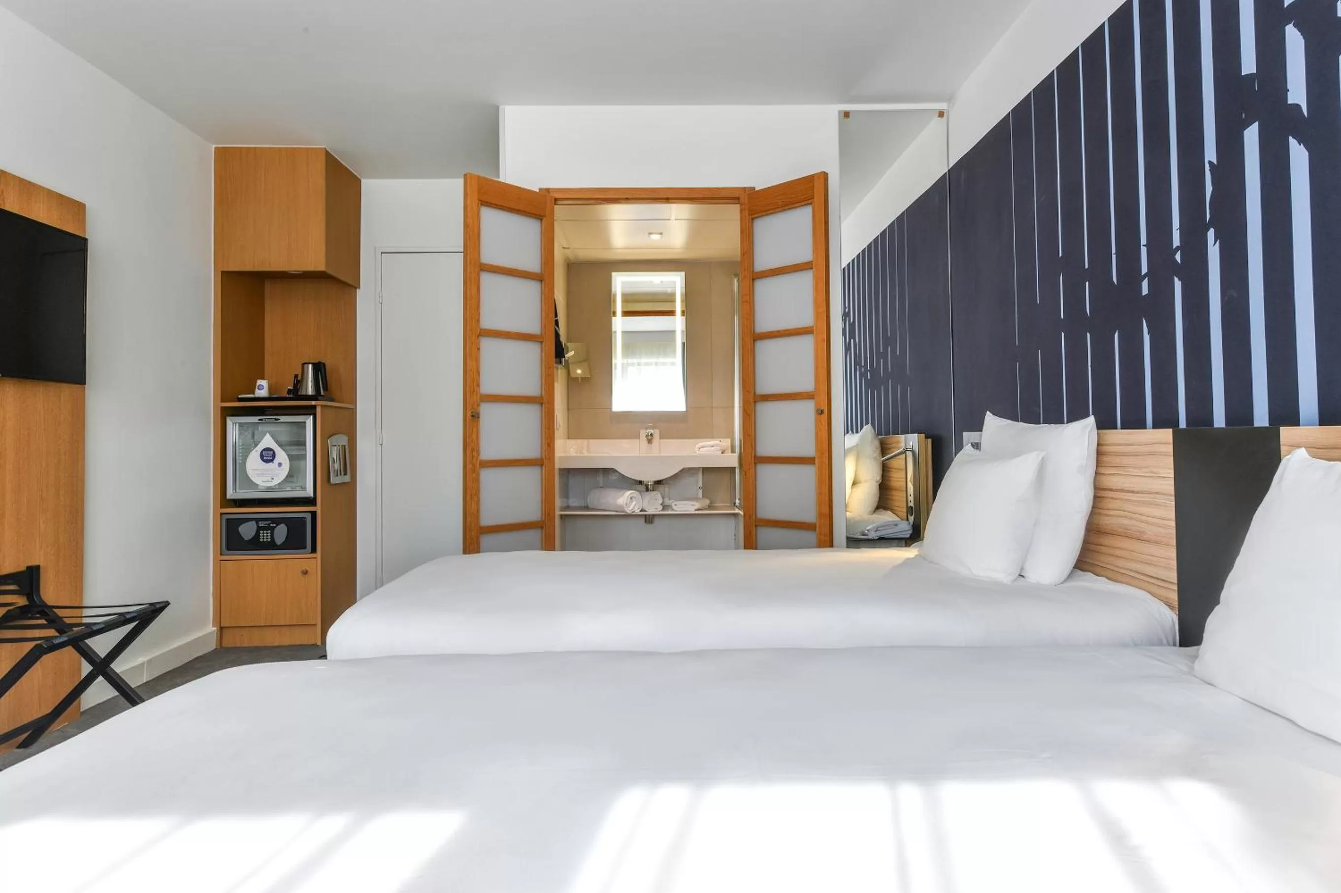 Bathroom, Bed in Novotel La Rochelle Centre