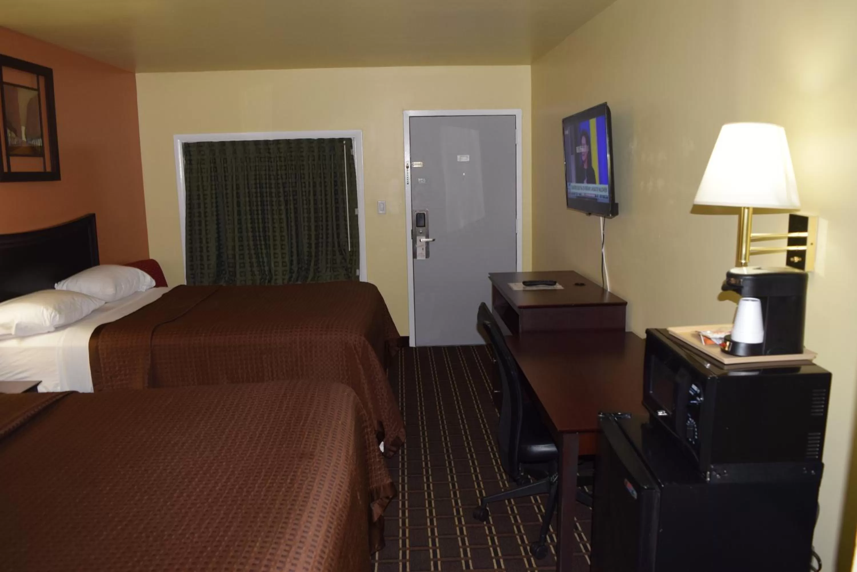 Photo of the whole room, Bed in White Oaks Motel Pennsville/Carneys Point