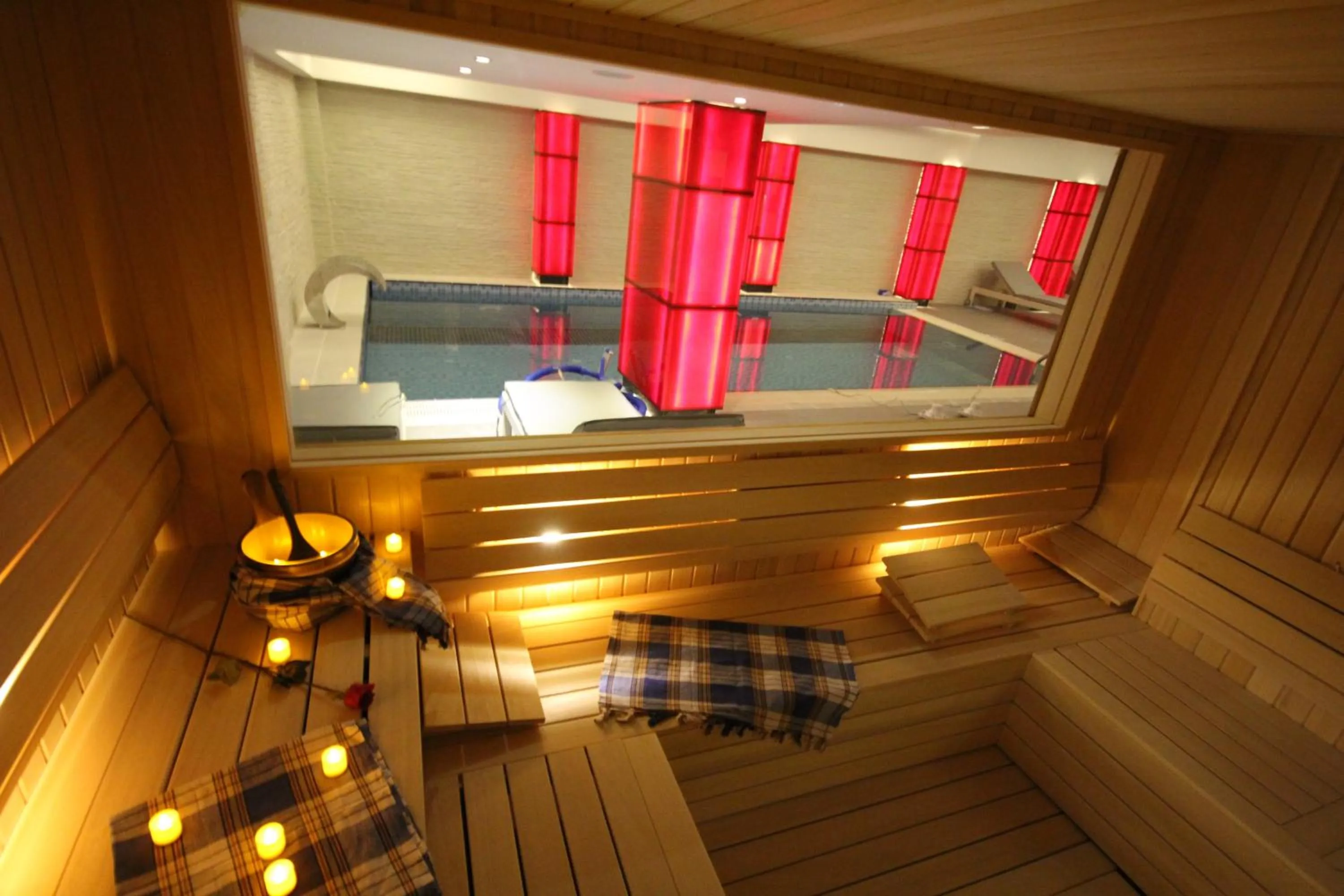 Sauna, Bed in Grand Washington Hotel