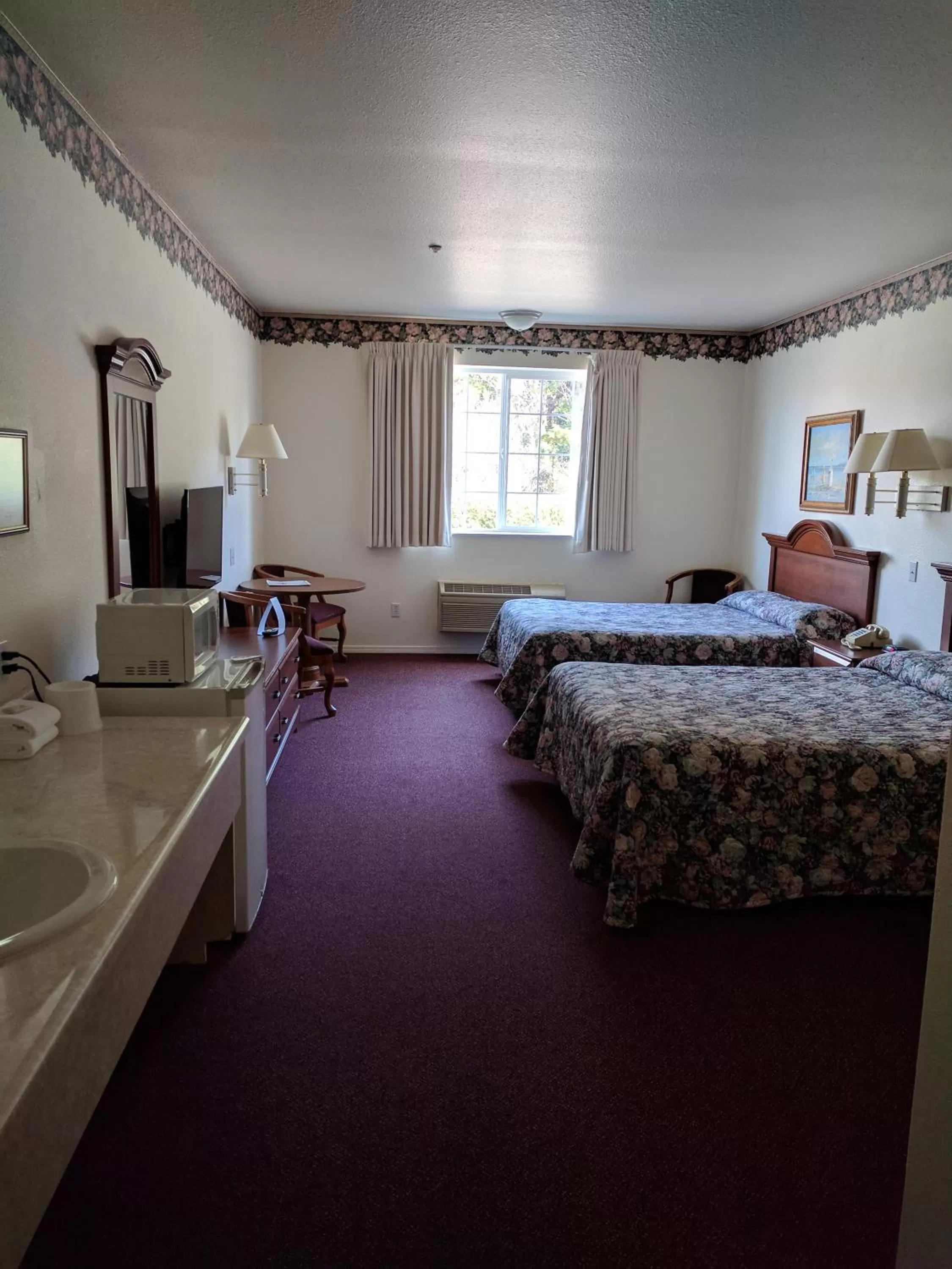 Photo of the whole room, Bed in Lighthouse Inn
