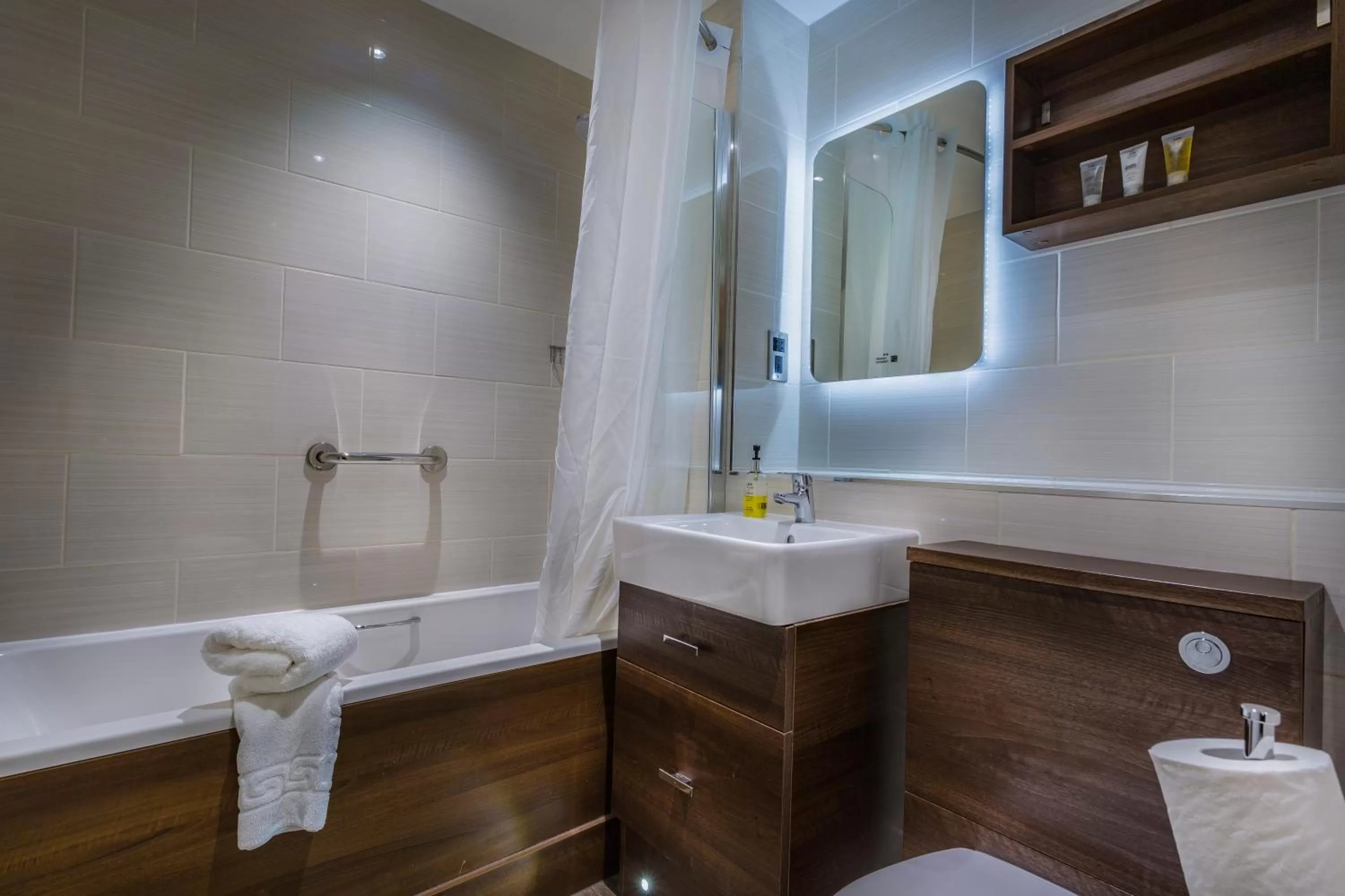 Bathroom in The Admiral Rodney Hotel, Horncastle, Lincolnshire - The Coaching Inn Group