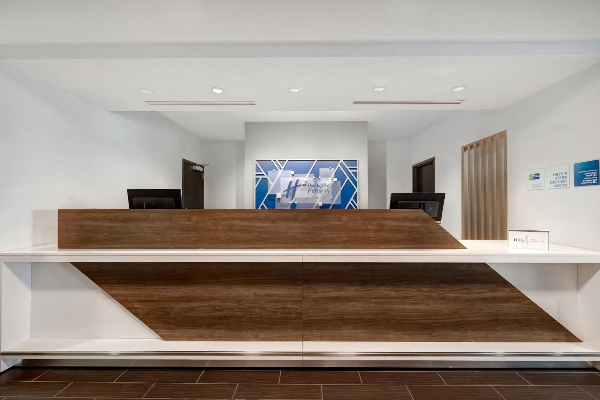 Property building in Holiday Inn Express & Suites - Kansas City KU Medical Center by IHG