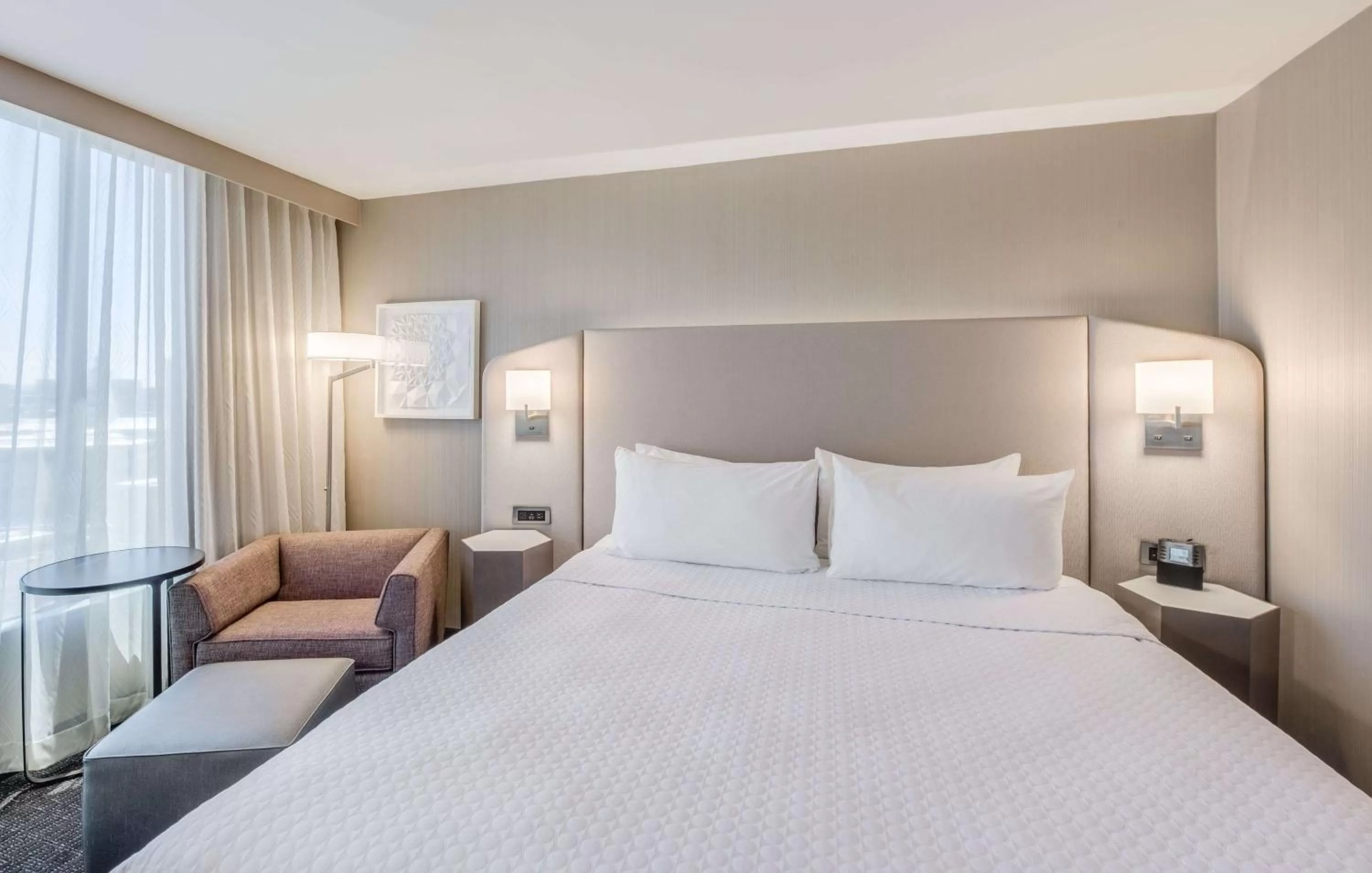 Photo of the whole room, Bed in Sonesta Denver Downtown