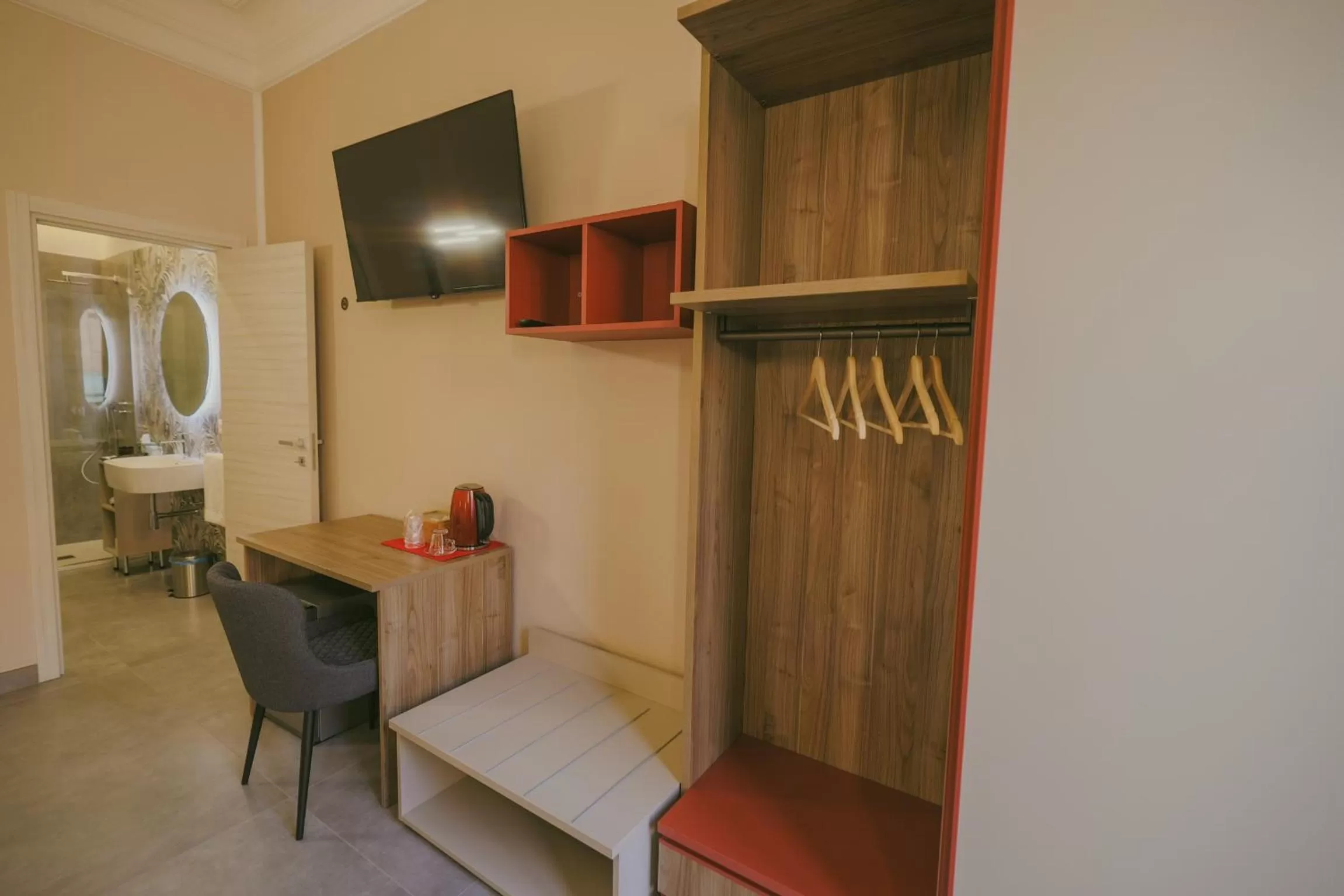 TV and multimedia, TV/Entertainment Center in Brettia Guest Rooms