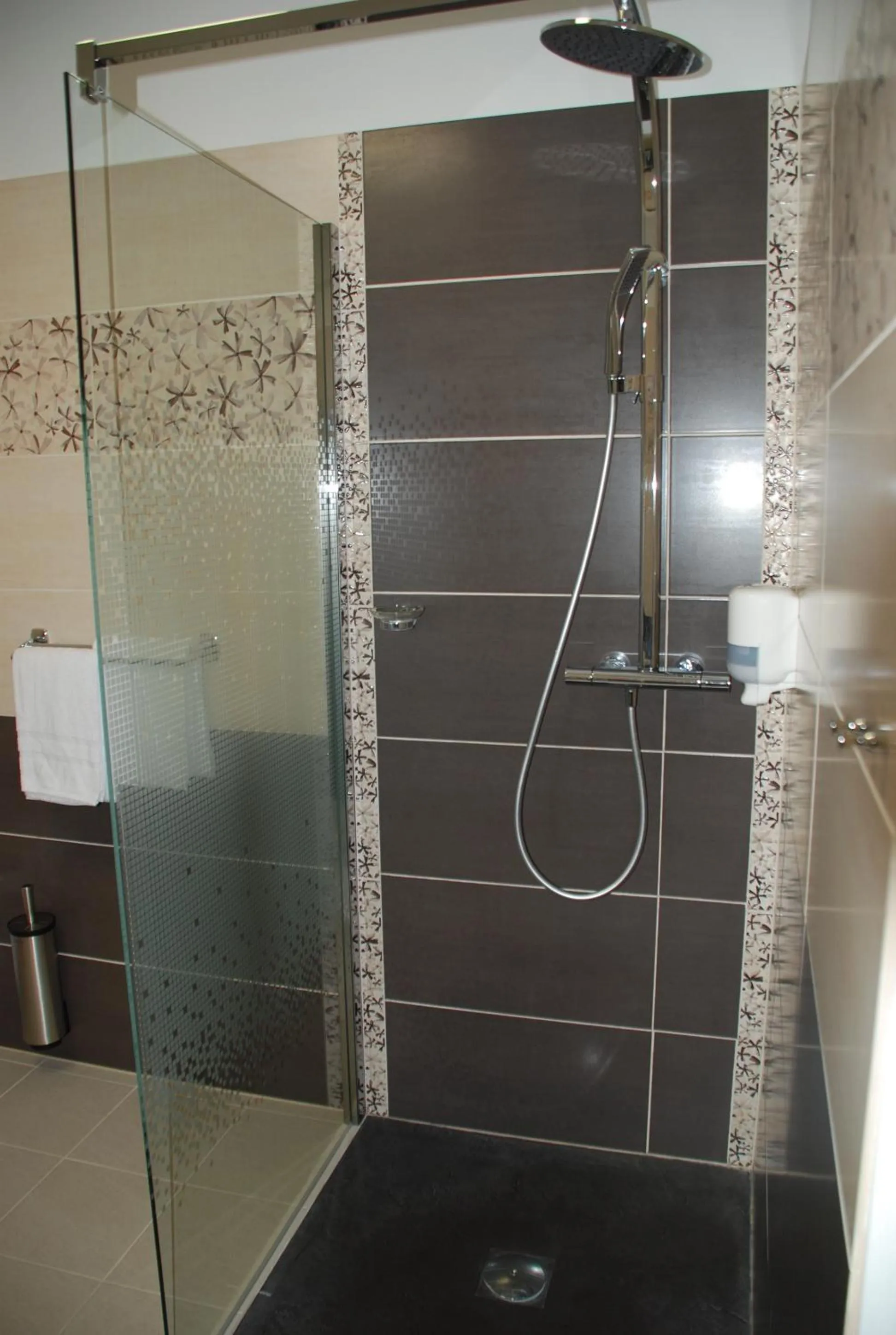 Bathroom in The Originals City, Hôtel Cathédrale, Lisieux