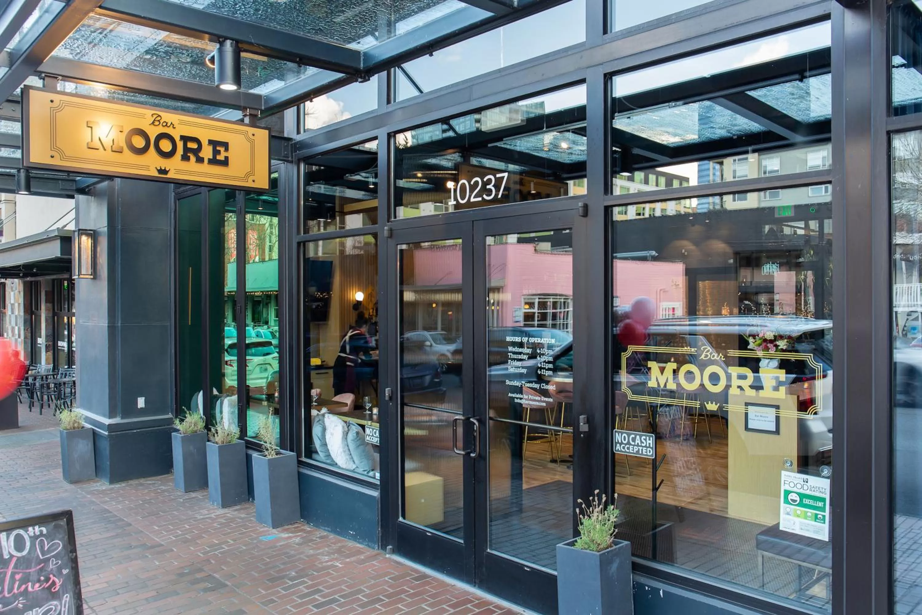 Lounge or bar in Kasa Bellevue Seattle