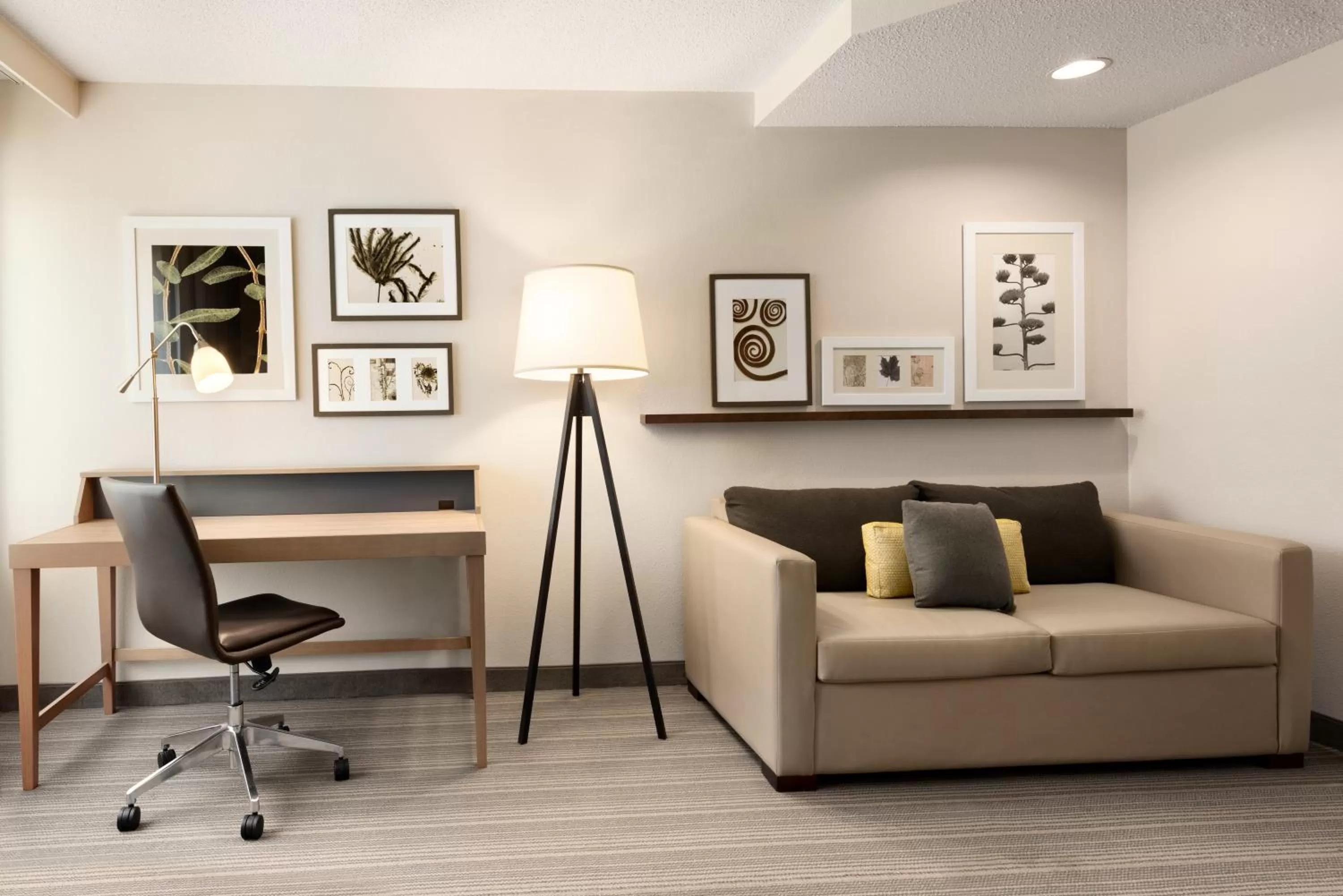 Seating area in Country Inn & Suites by Radisson, Chippewa Falls, WI