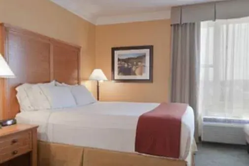 Queen Room - Disability Access in Holiday Inn Express Hotel & Suites Charlottetown by IHG Queen Room - Disability Access in Holiday Inn Express Hotel & Suites Charlottetown by IHG