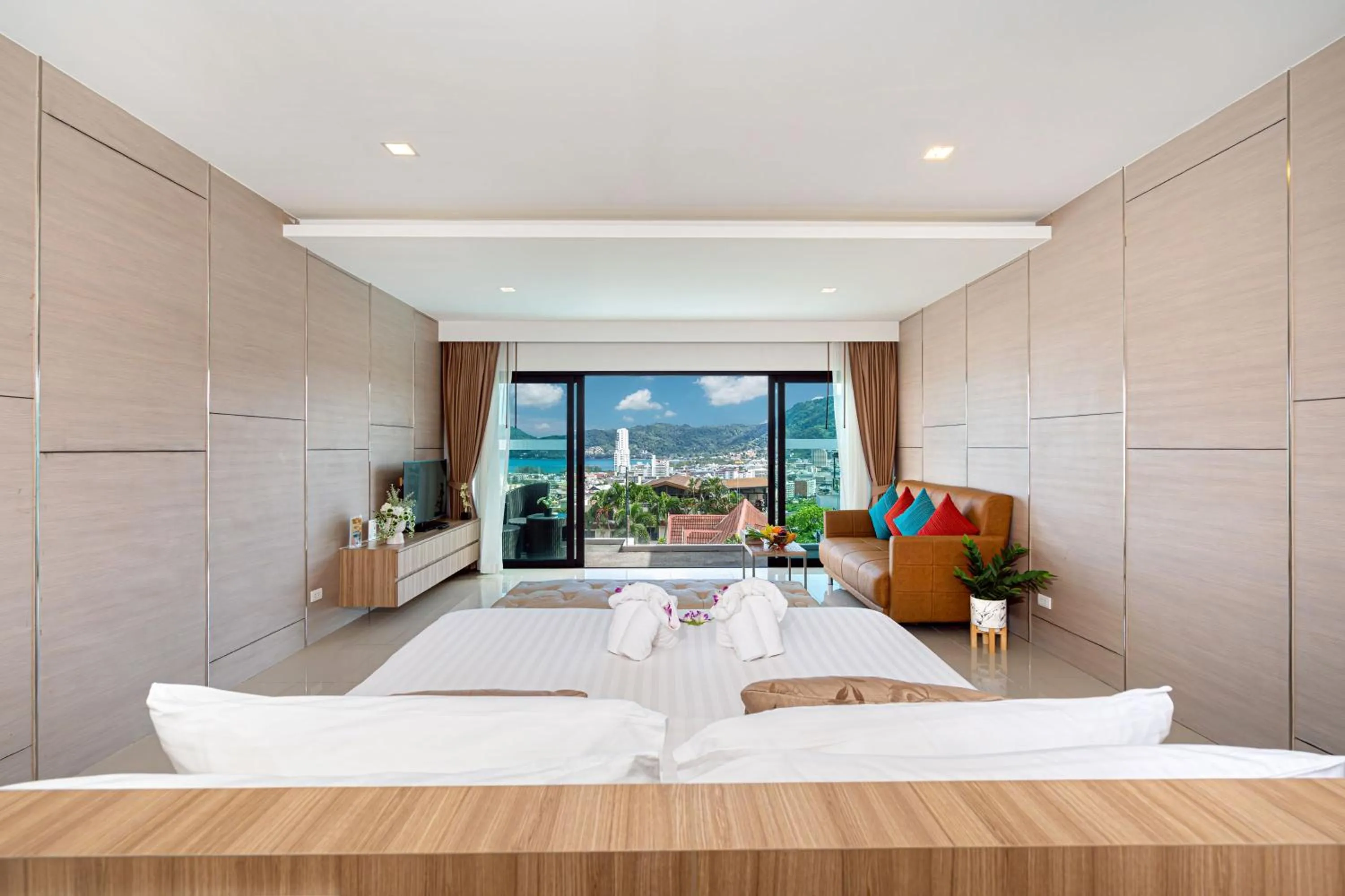 Photo of the whole room, Bed in Patong Bay Hill