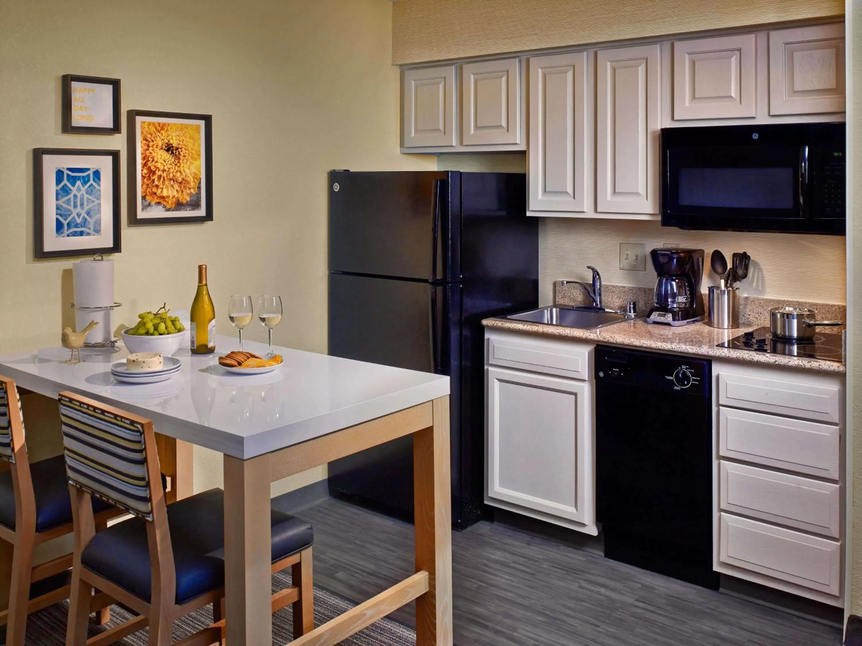 Kitchen or kitchenette in Sonesta ES Suites Cincinnati - Sharonville East