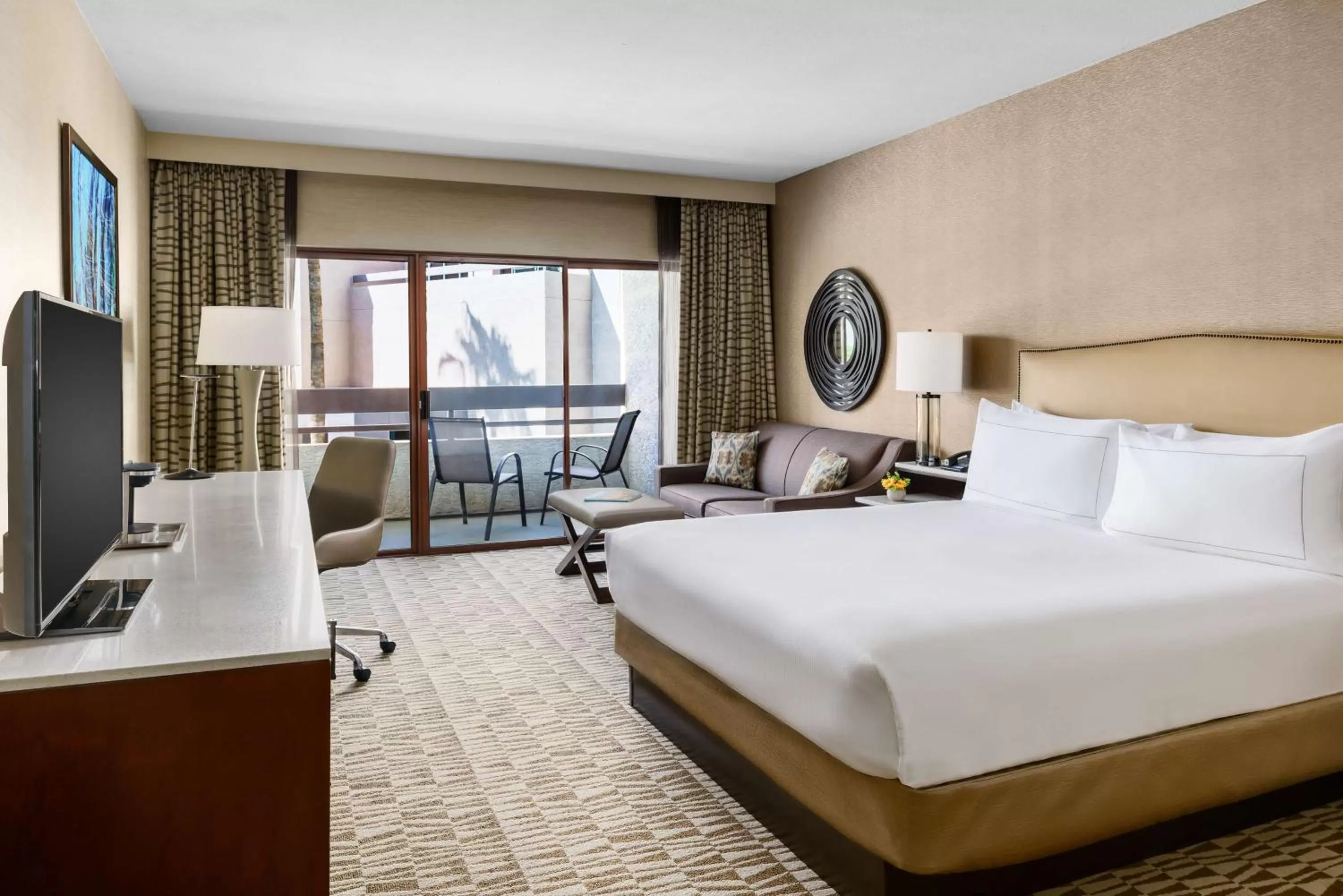 Living room, Bed in Hilton Phoenix Airport