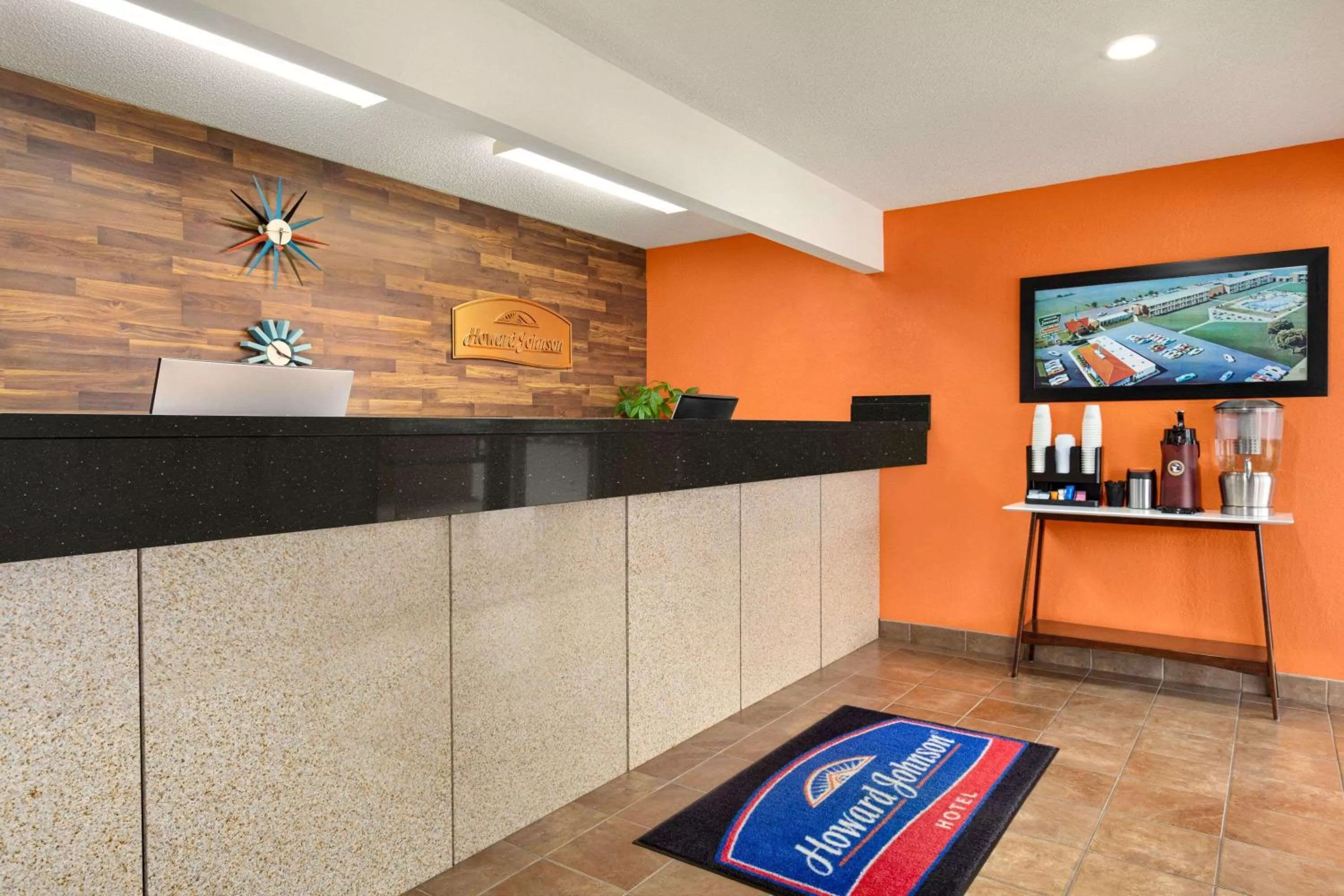 Lobby or reception in Howard Johnson by Wyndham Waterloo/Cedar Falls