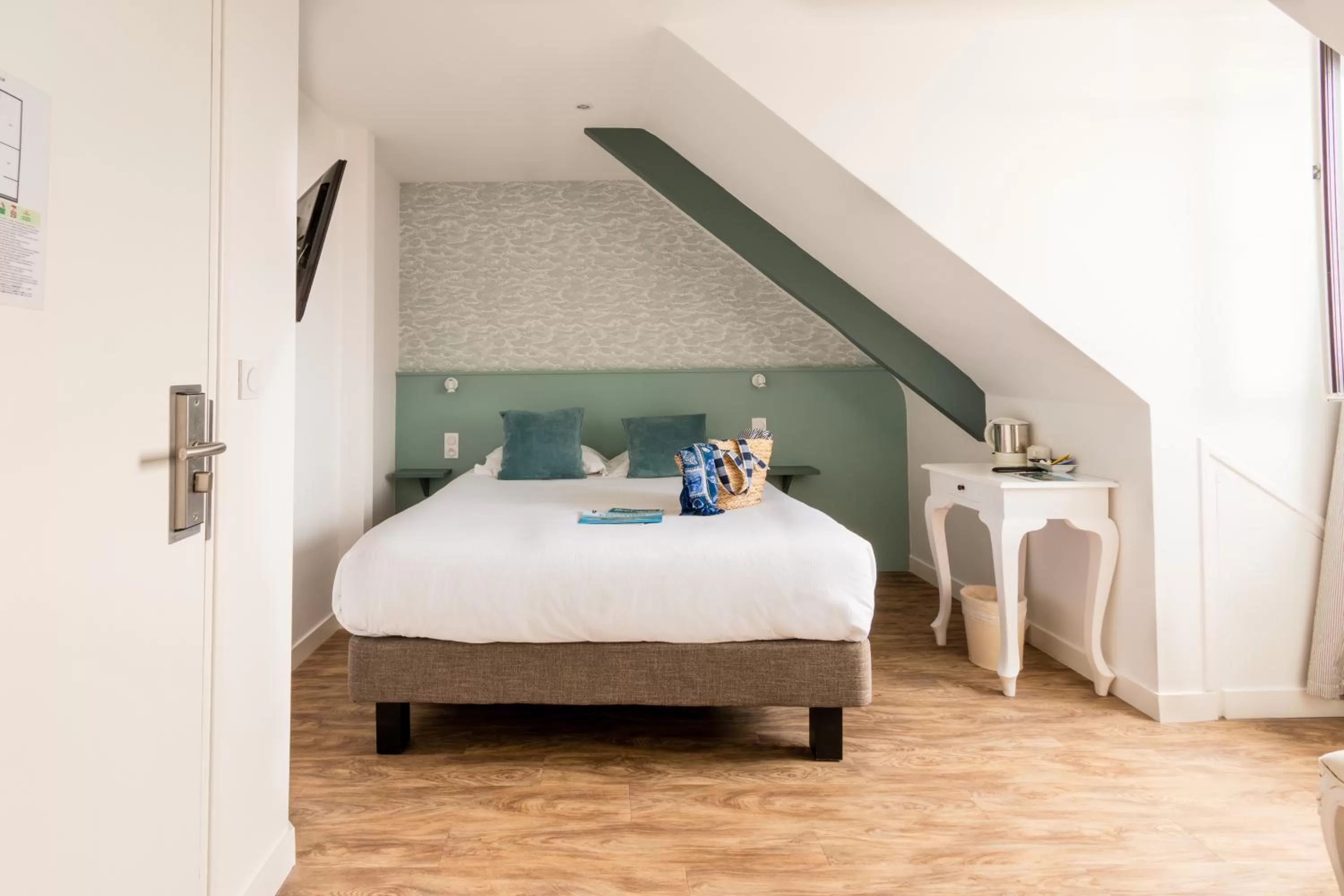 Property building, Bed in Hotel Restaurant Spa De La Citadelle Lorient