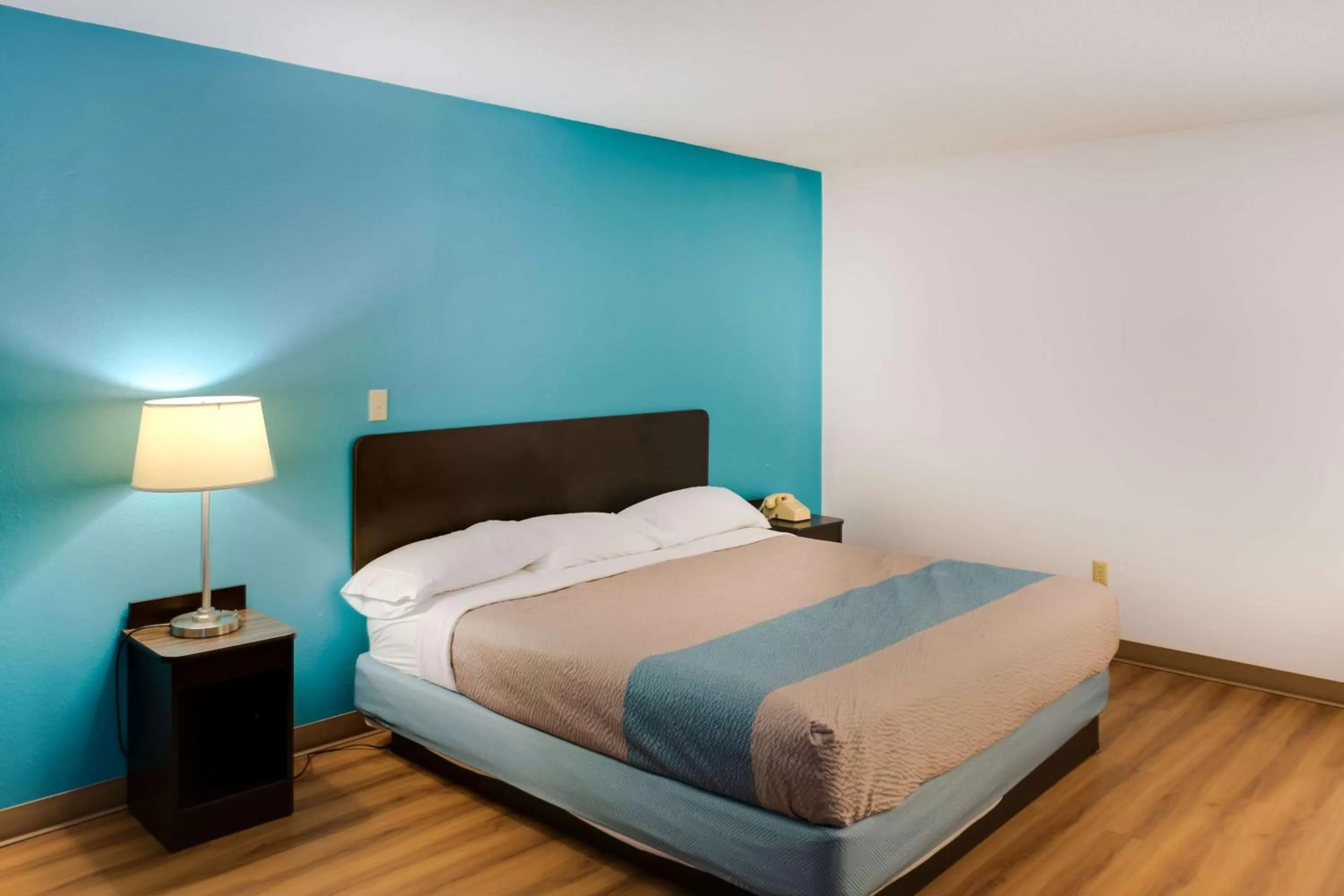 Photo of the whole room, Bed in Motel 6-Richmond, IN