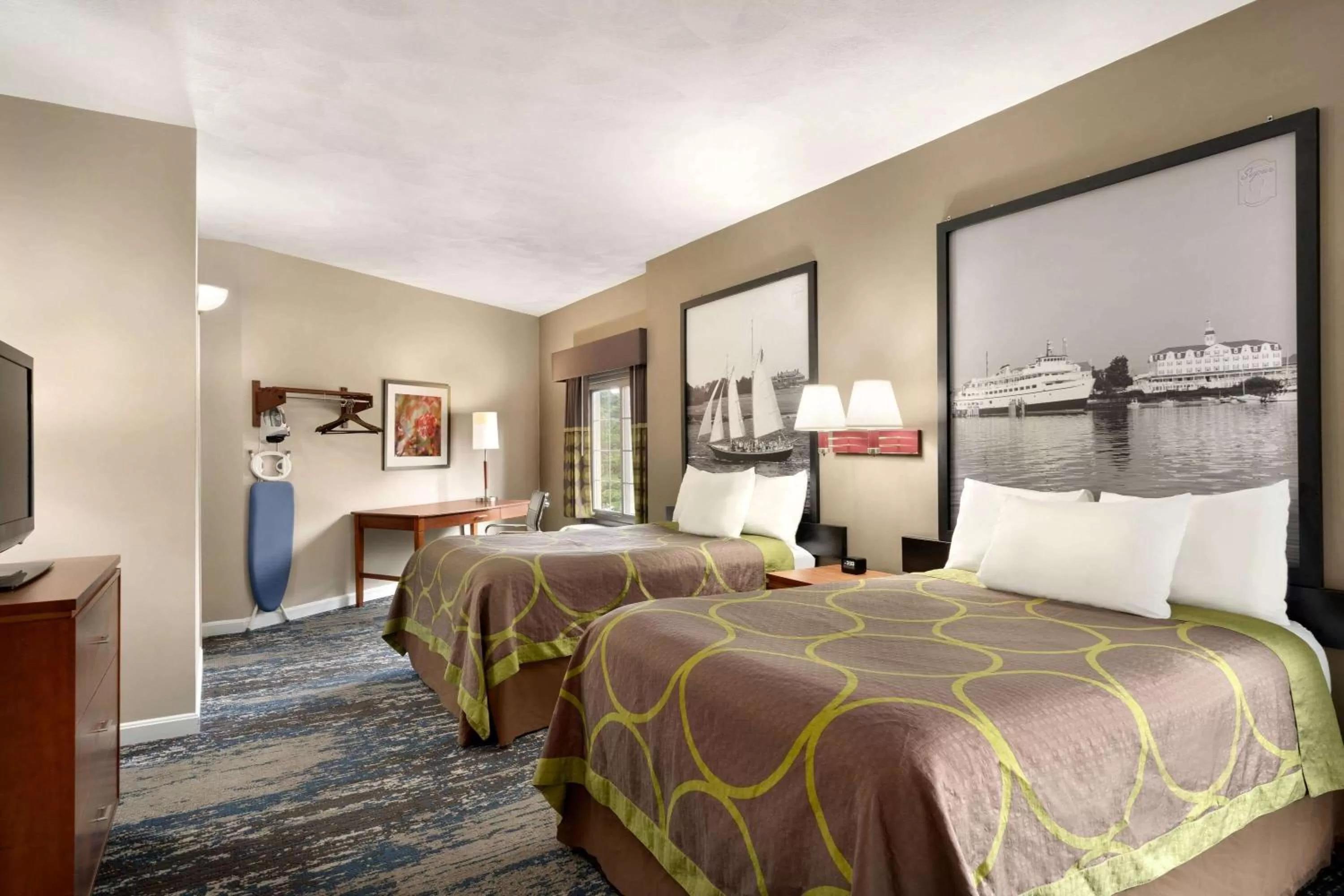 Photo of the whole room, Bed in Super 8 by Wyndham West Greenwich/Providence