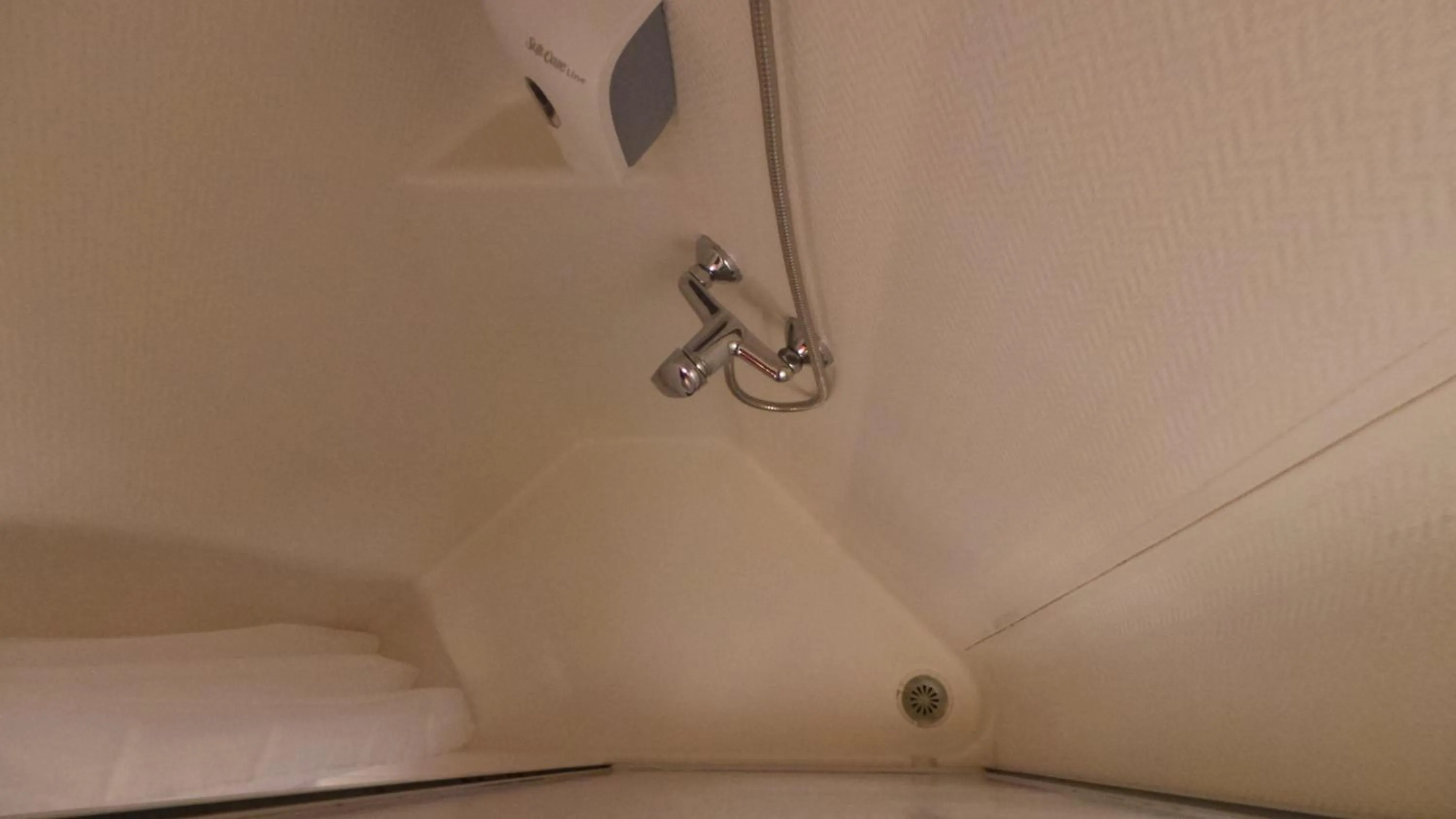 Shower in Première Classe Amiens