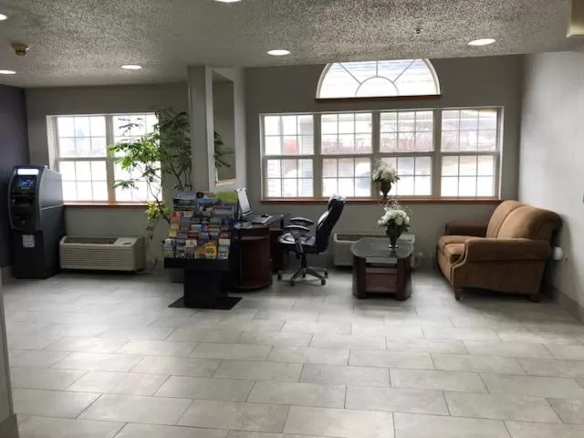 Living room in Microtel Inn & Suites by Wyndham Pittsburgh Airport