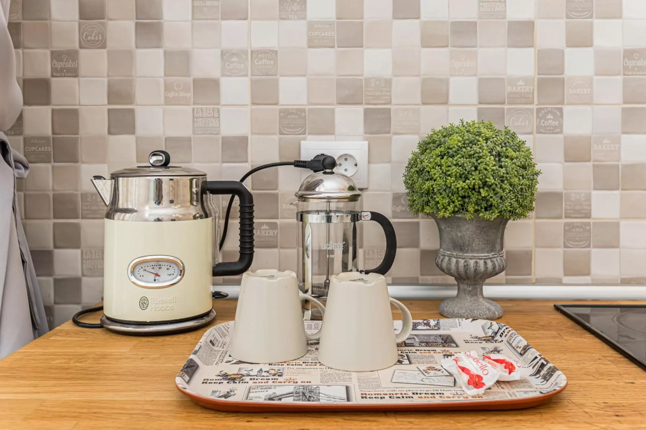 Coffee/tea facilities in ALBERT RESIDENCE Brasov with complimentary parking and 10 percent Food and Drinks