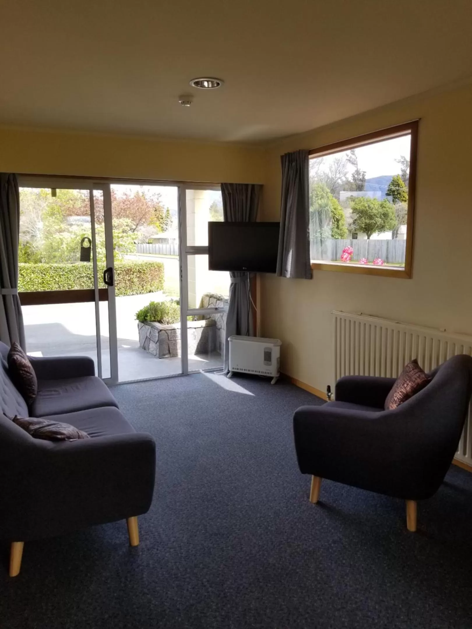 Living room in Alpine View Motel