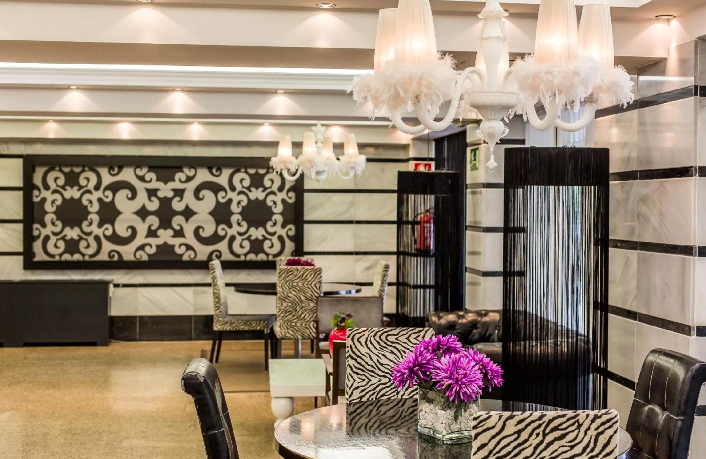 Lounge or bar in Leonardo Hotel Granada