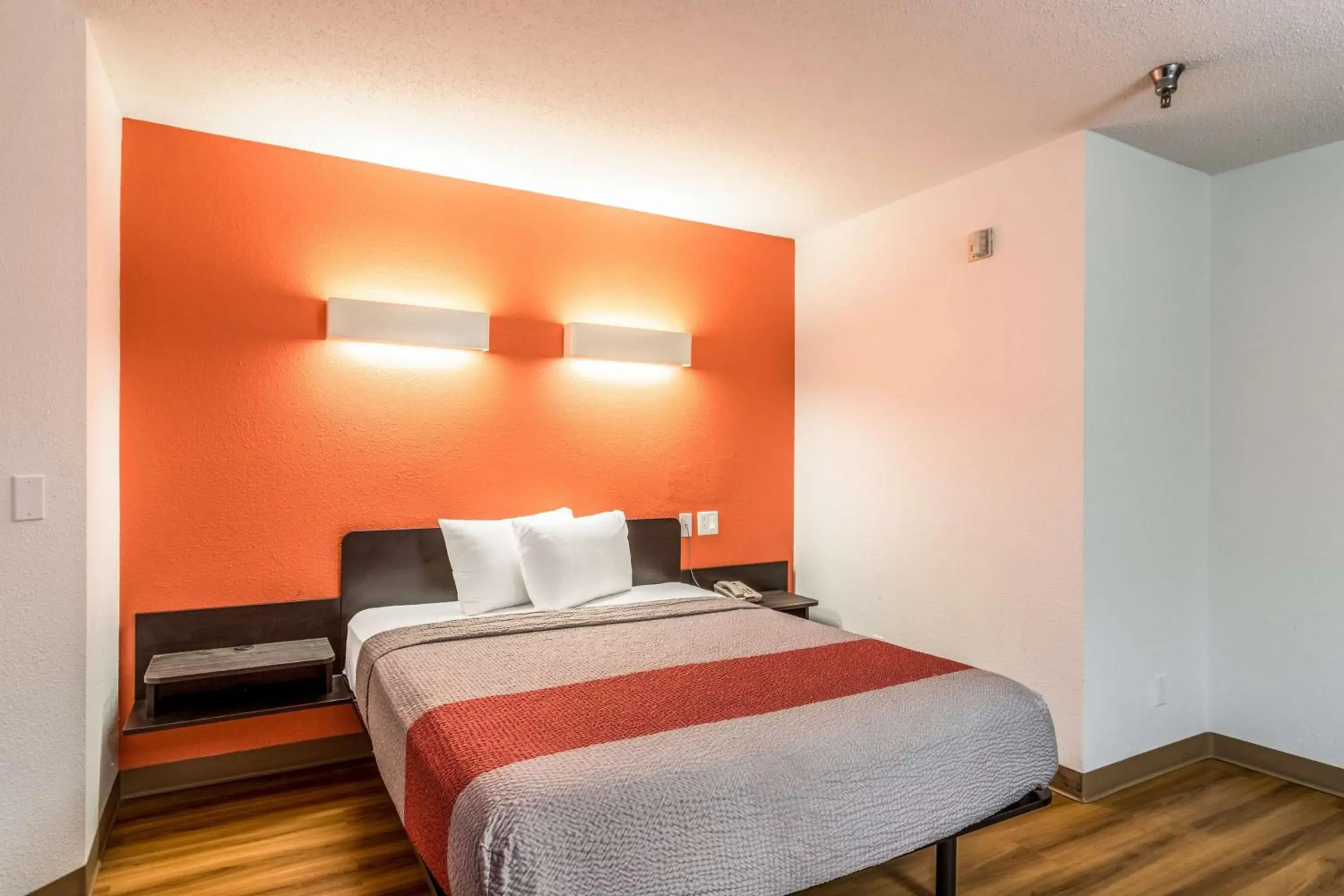 Queen Room - Smoking in Motel 6-Harvey, IL Queen Room - Smoking in Motel 6-Harvey, IL