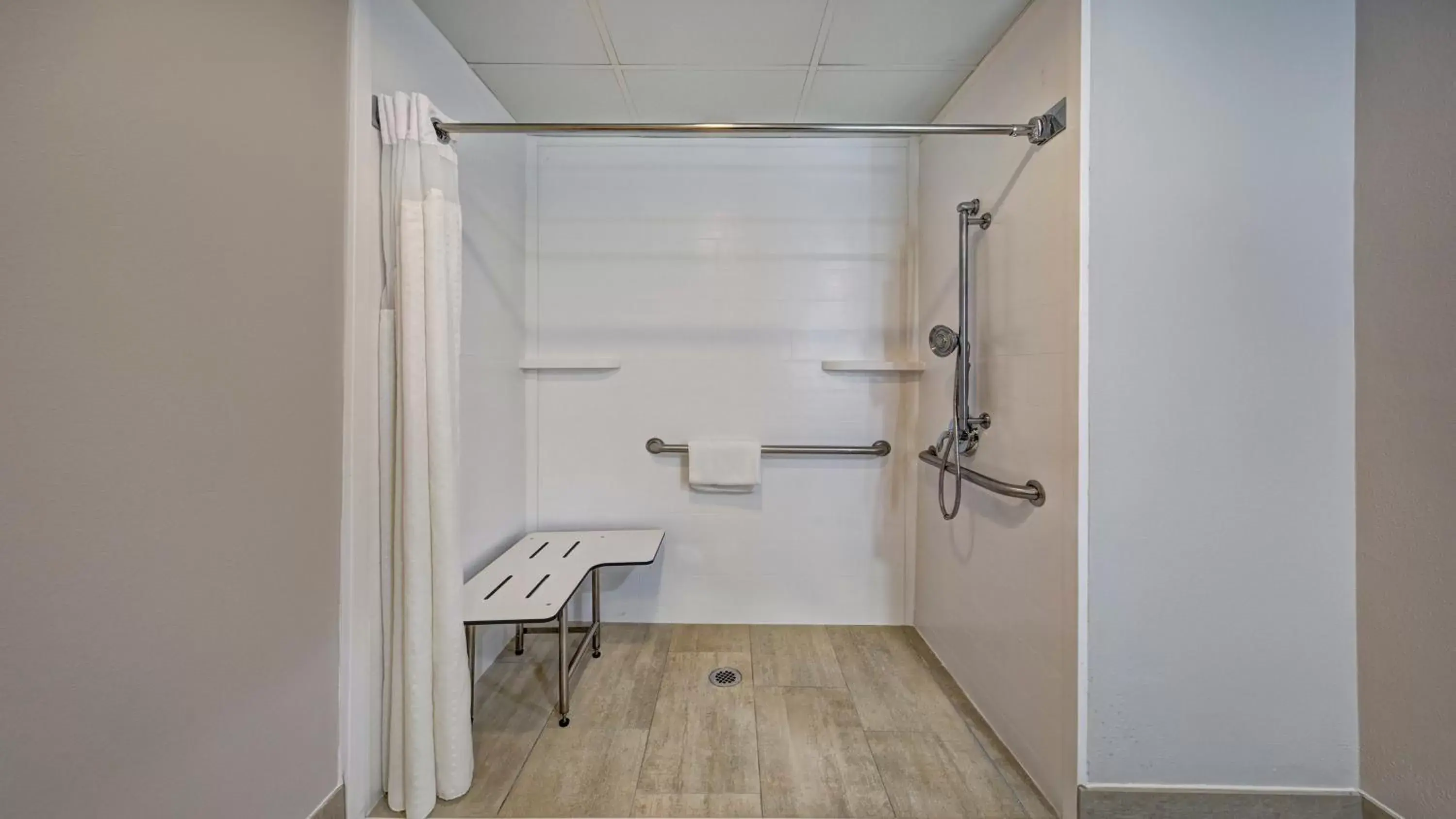 King Room - Mobility Access/Roll in Shower - Non-Smoking in Holiday Inn Express & Suites Crossville by IHG King Room - Mobility Access/Roll in Shower - Non-Smoking in Holiday Inn Express & Suites Crossville by IHG