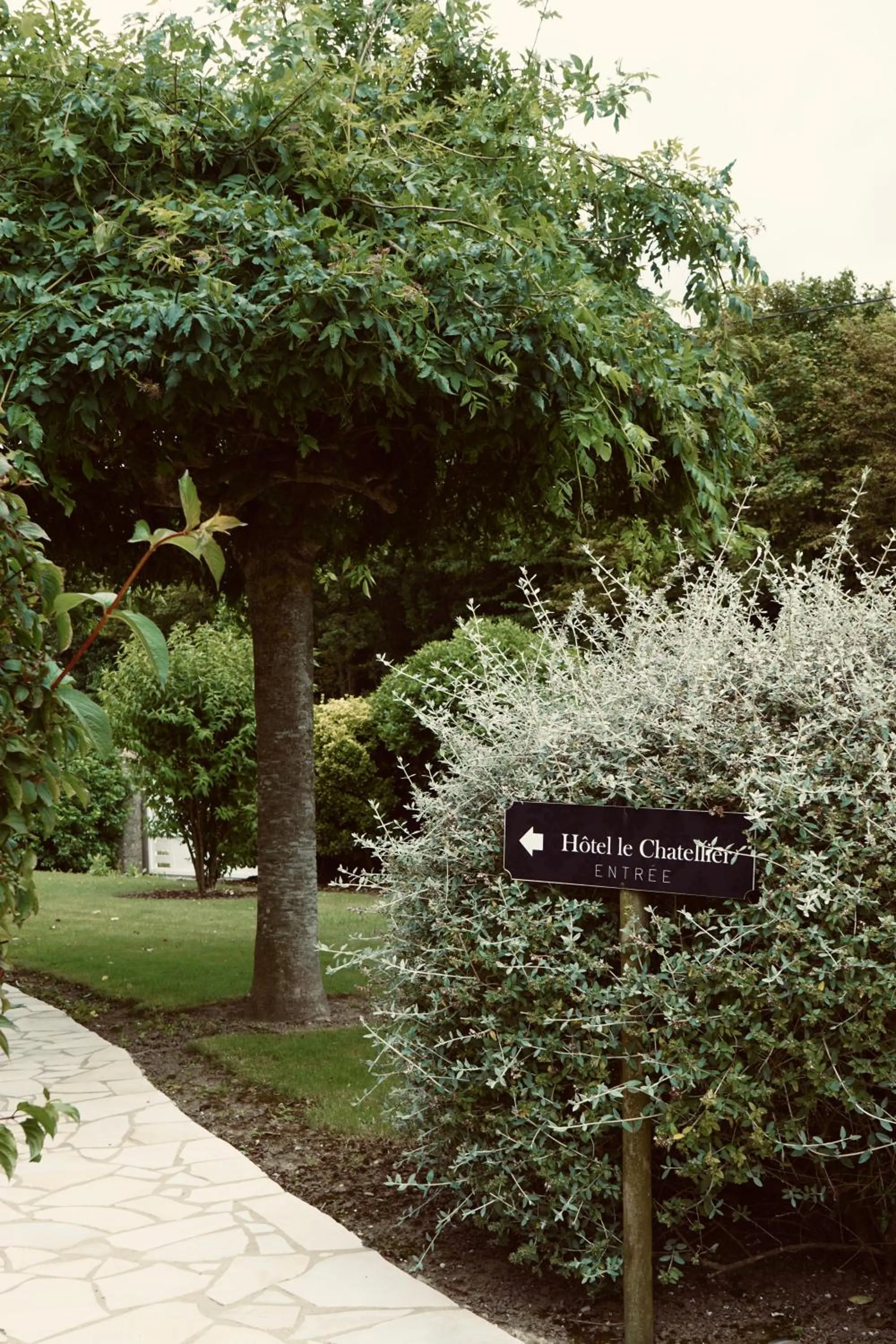 Facade/entrance in Hôtel Le Chatellier - Piscine chauffée d'avril à octobre