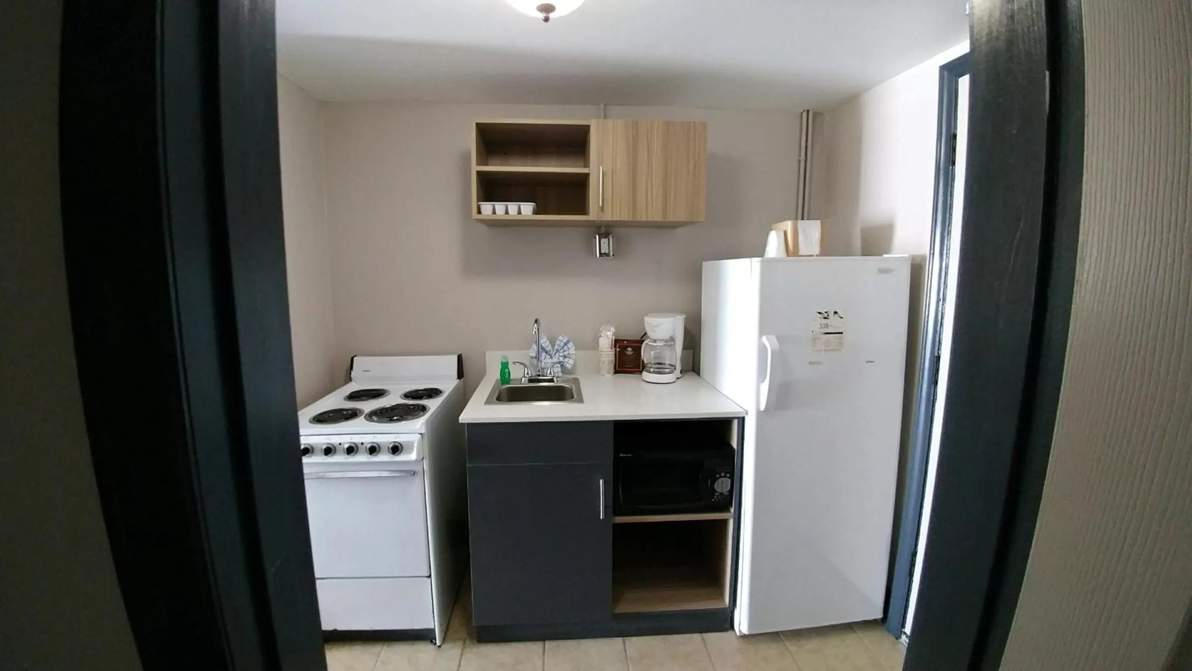 Kitchen or kitchenette in Garden City Inn