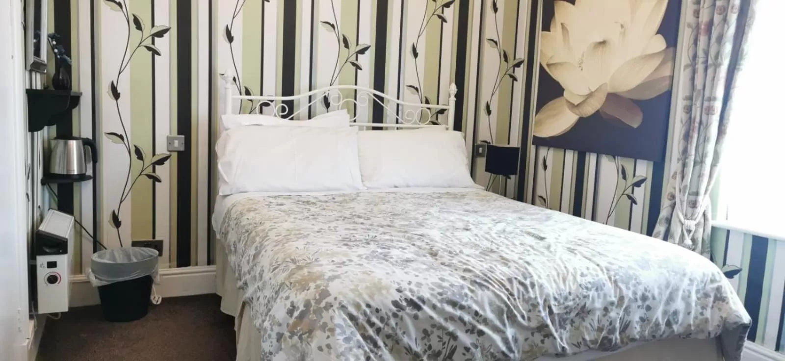 Bed in Dunromin Hotel