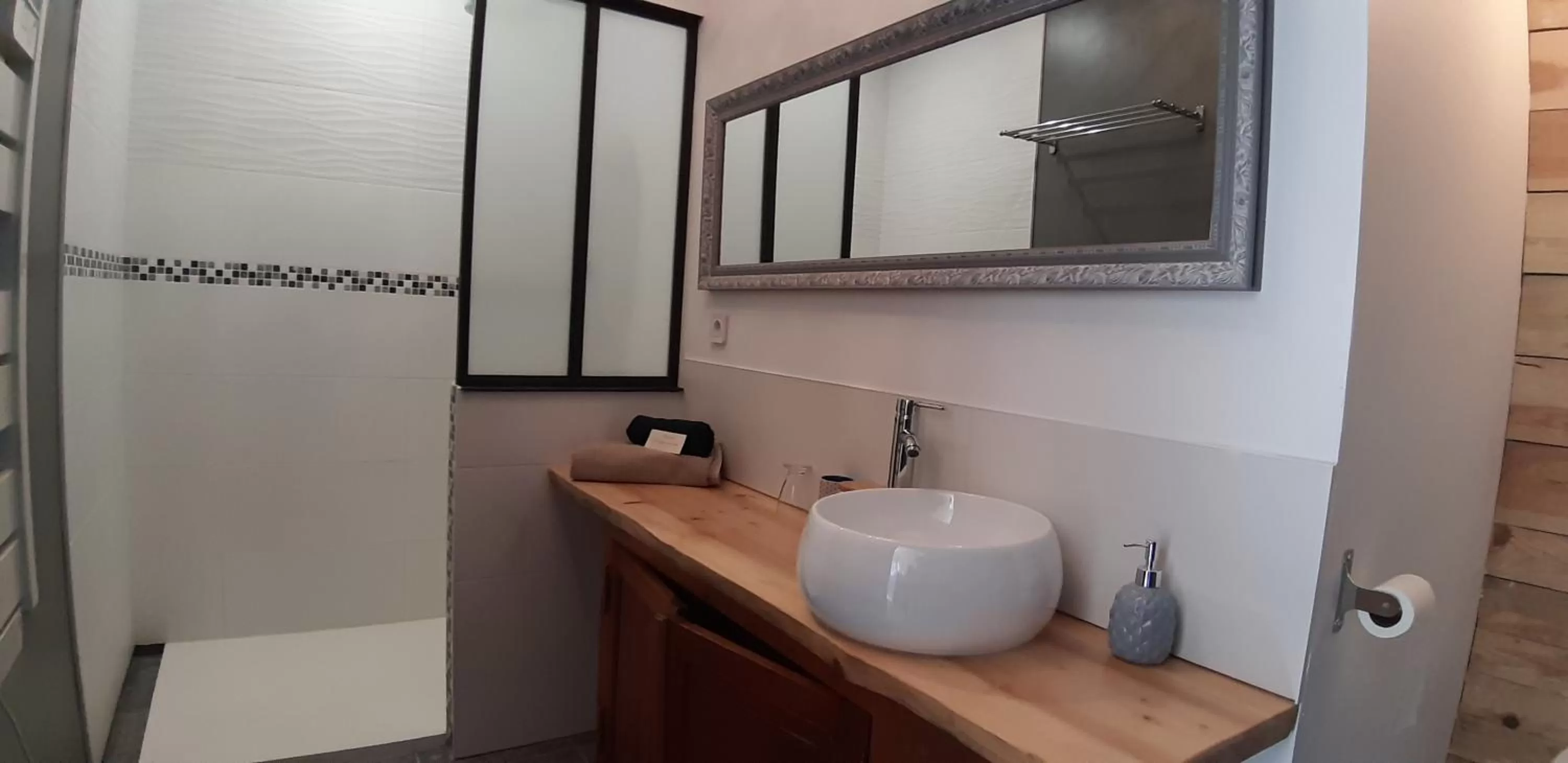 Bathroom in A L'OMBRE DE LA TREILLE -Proche Saint-Emilion