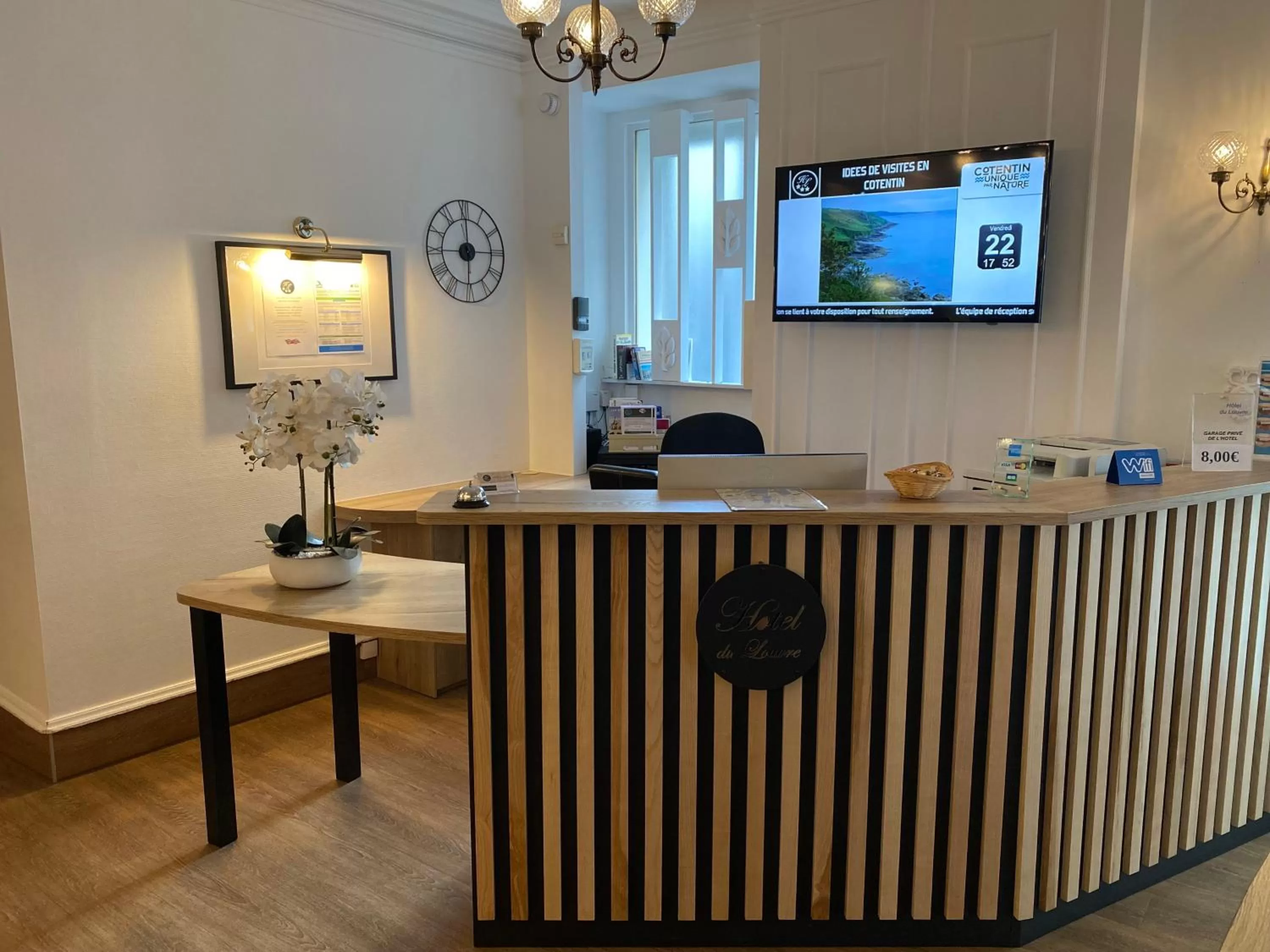 TV/Entertainment Center in Hotel du Louvre