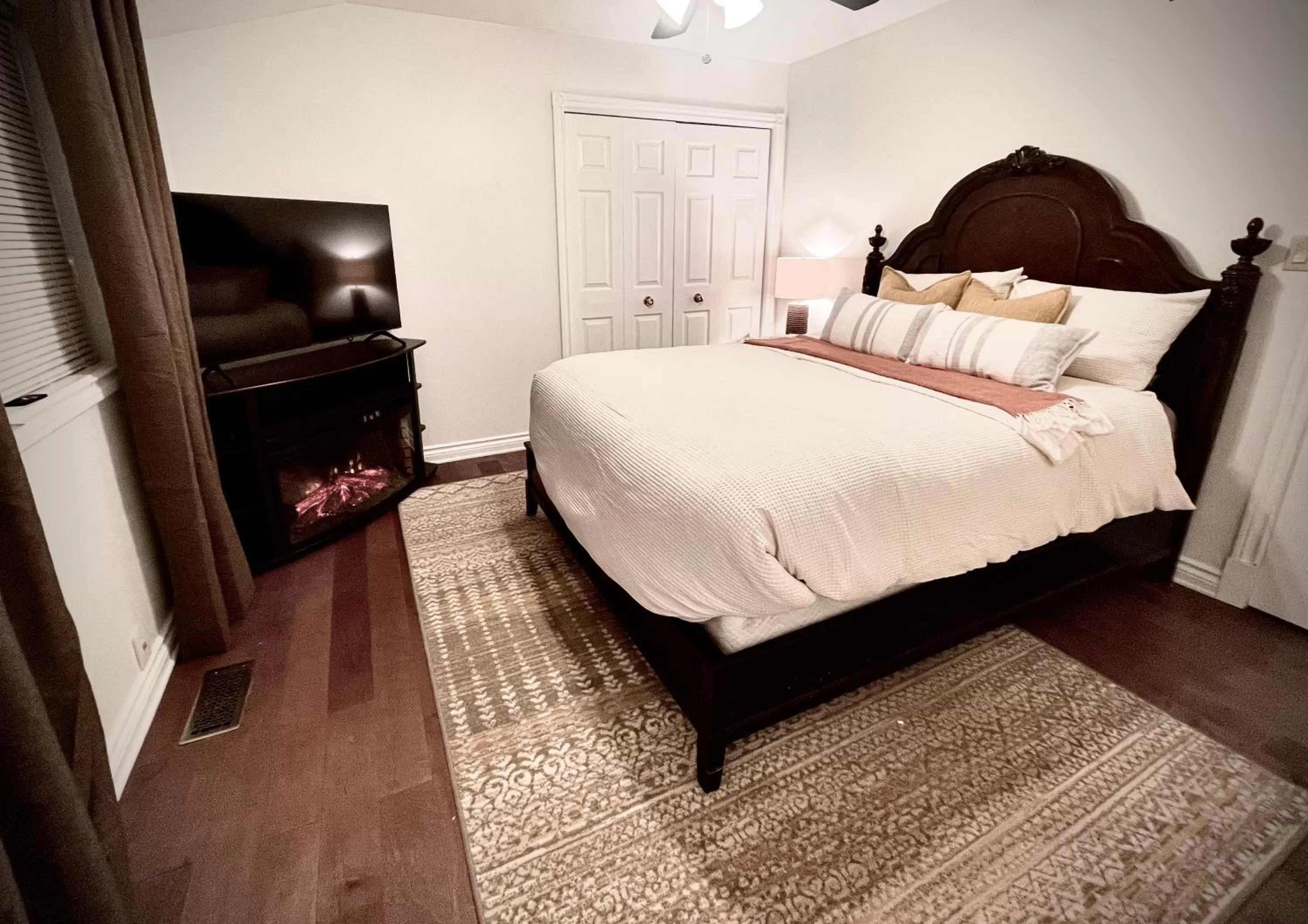 flat iron, Bed in Settlers Suites