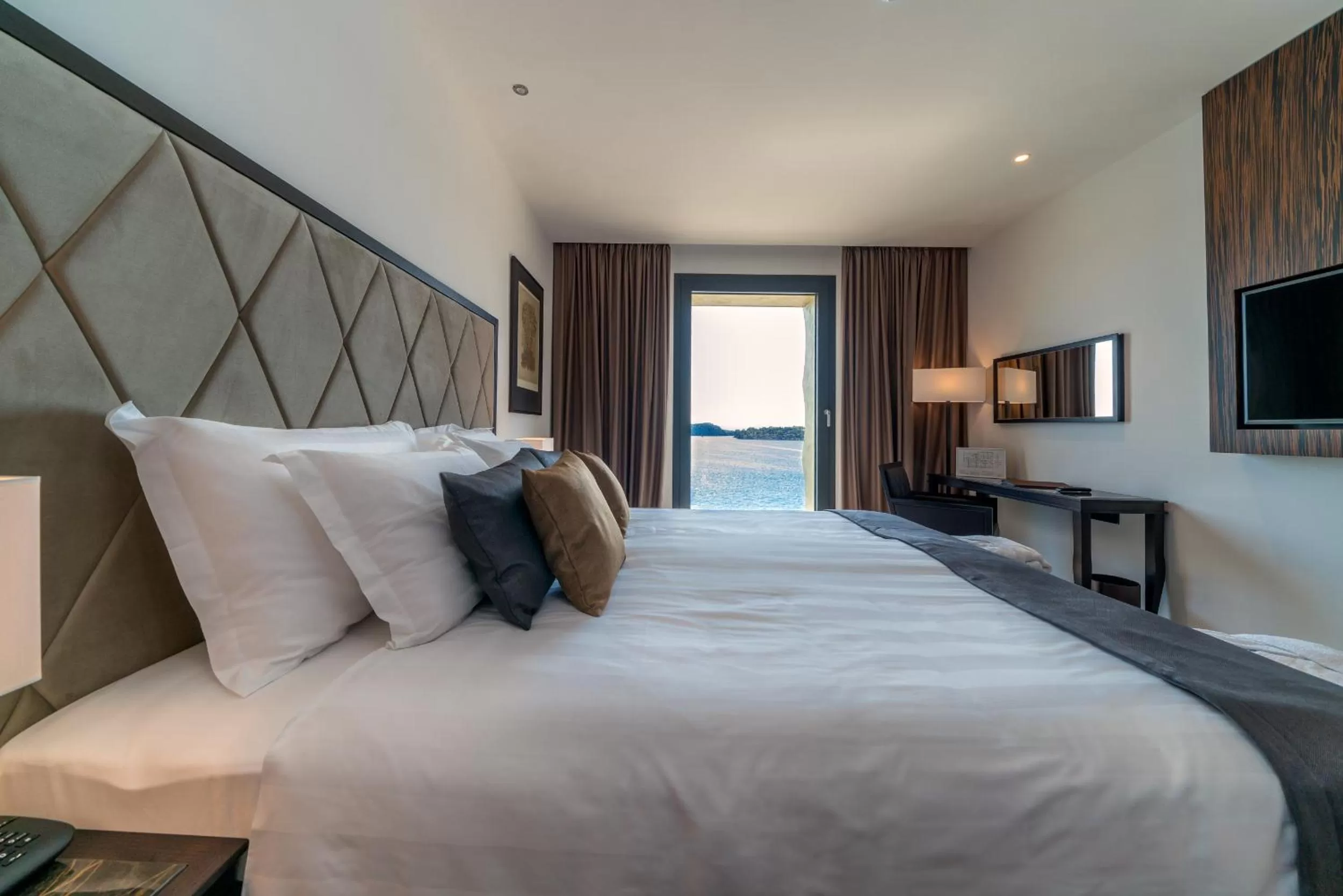 Bedroom, Bed in Bellevue Superior City Hotel